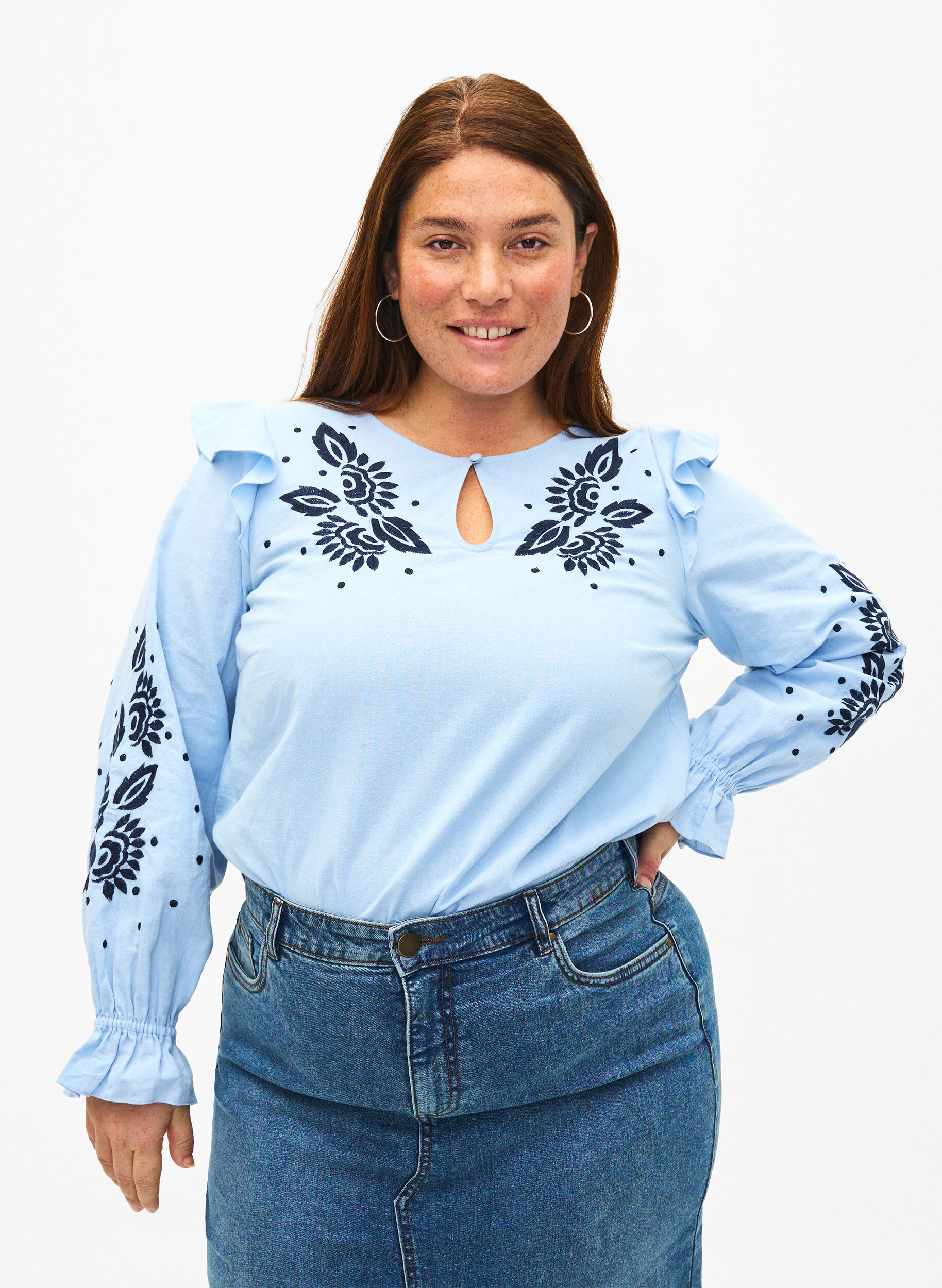 Zizzi Bluse i bomuld med broderi og fl&aelig;ser, Bl&aring;, Model image number 0