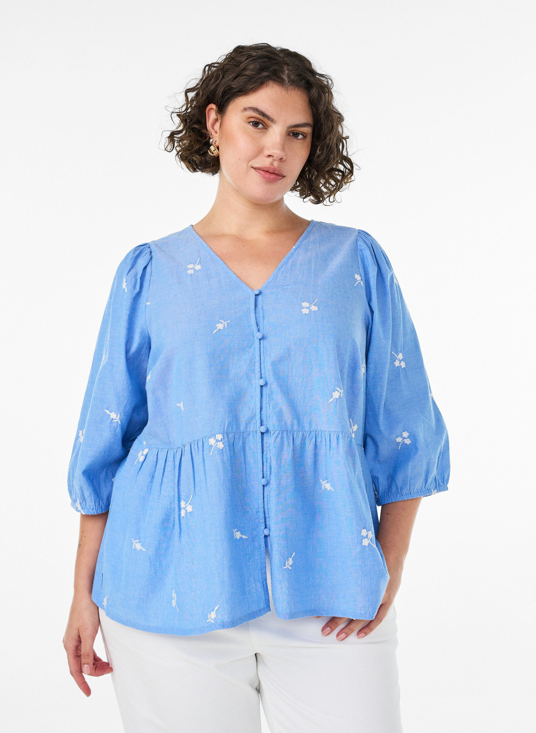 ZizziBluse i bomuld med broderede blomster og knaplukning, Bl&aring;, Model image number 0