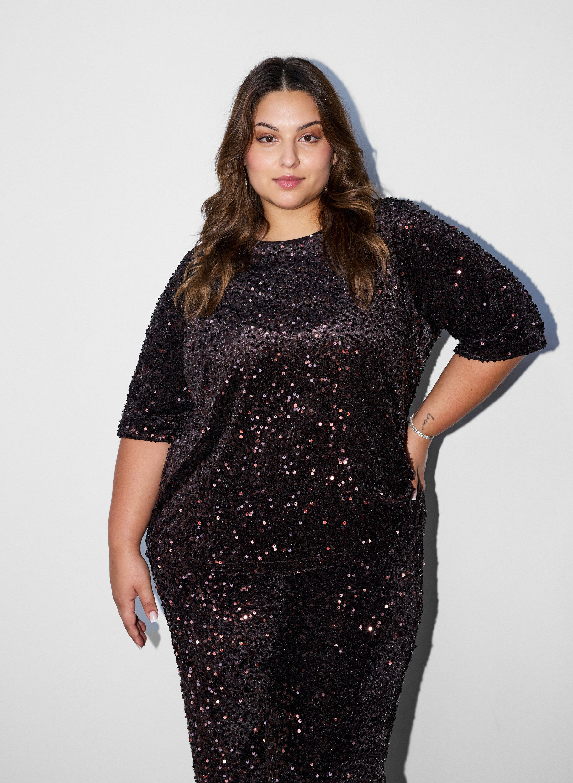 ZizziPailletbluse med albuelange &aelig;rmer, Brun, Model image number 0