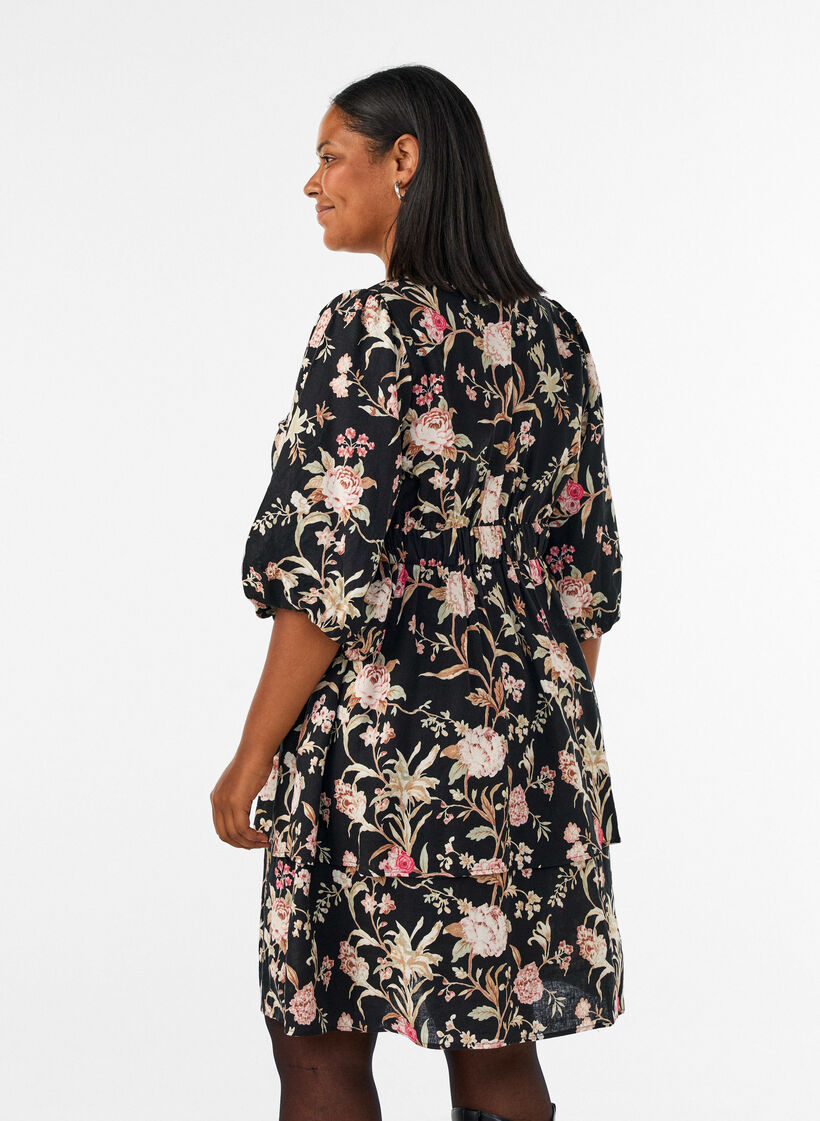 Blomstret kjole i h&oslash;r og viskose med empiresk&aelig;ring, Sort, Model image number 2