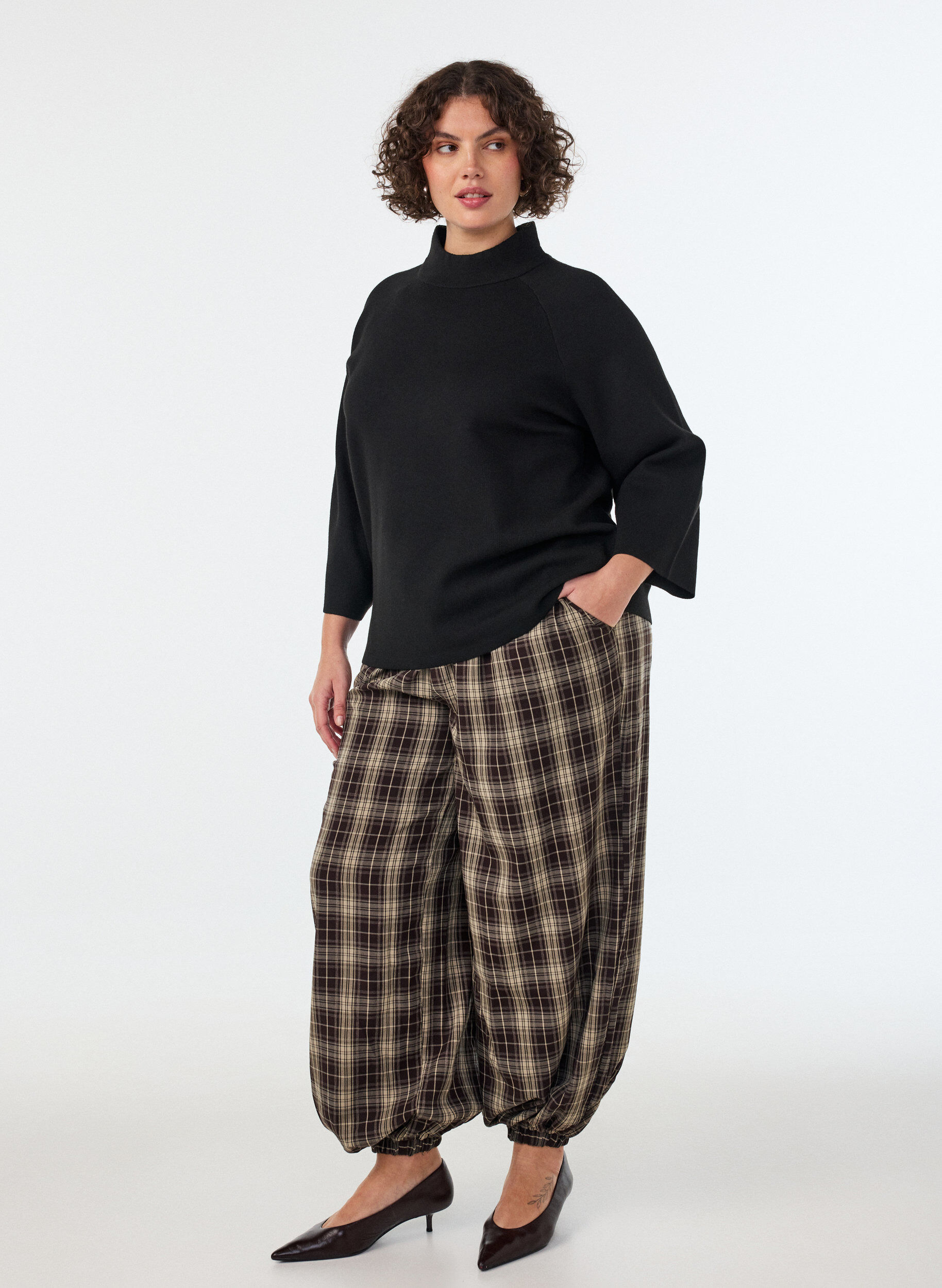 ZizziStrikbluse i viskoseblanding med rullekrave, Sort, Model image number 1