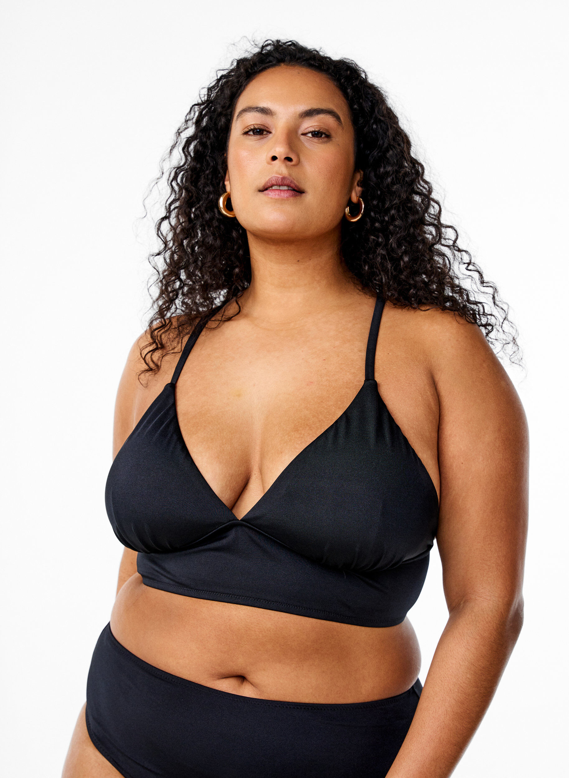 Bikinitop med udtagelige puder og bindeb&aring;nd bagp&aring;, Sort, Model