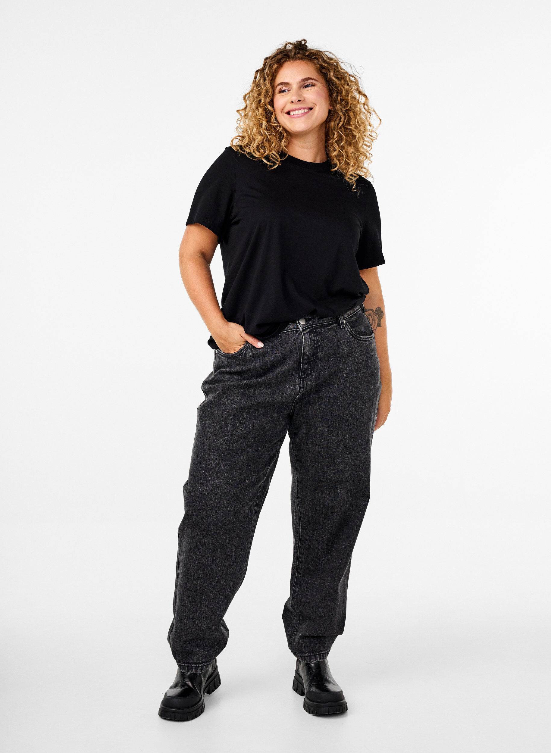 Zizzi Basis t-shirt i bomuld med rund hals , Sort, Model image number 1