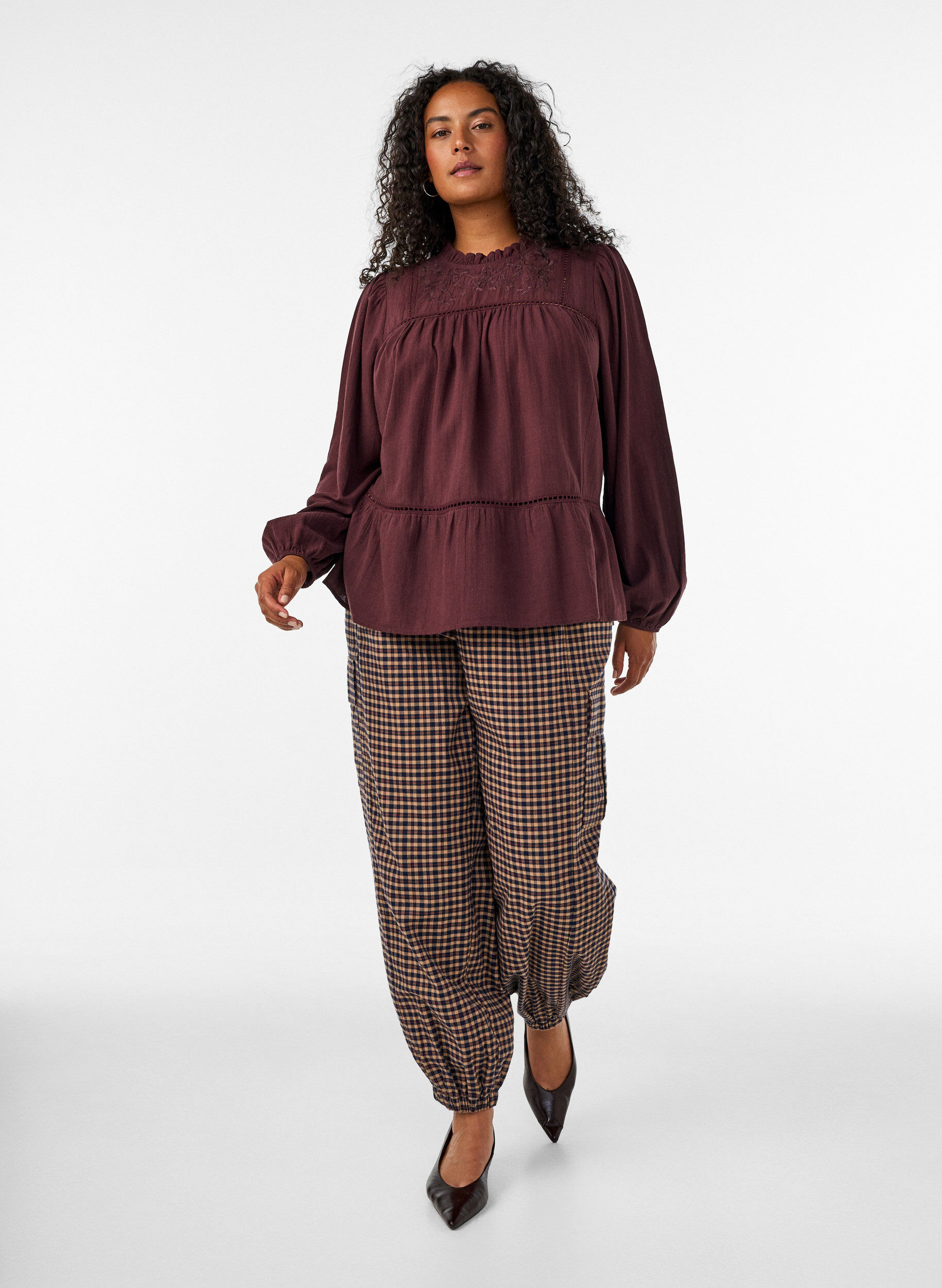 ZizziBluse med broderi og hulm&oslash;nsterb&aring;nd, M&oslash;rk Bordeaux, Model image number 1