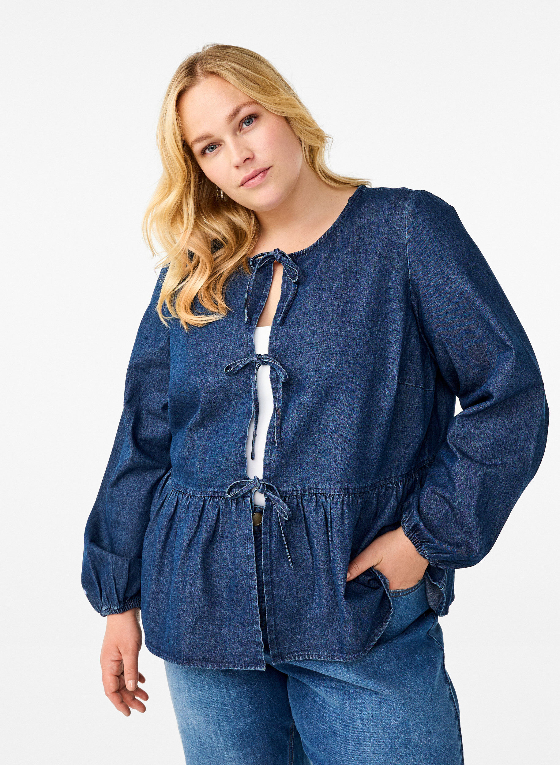 Zizzi Peplum bluse i denim med bindelukning, Bl&aring;, Model image number 0
