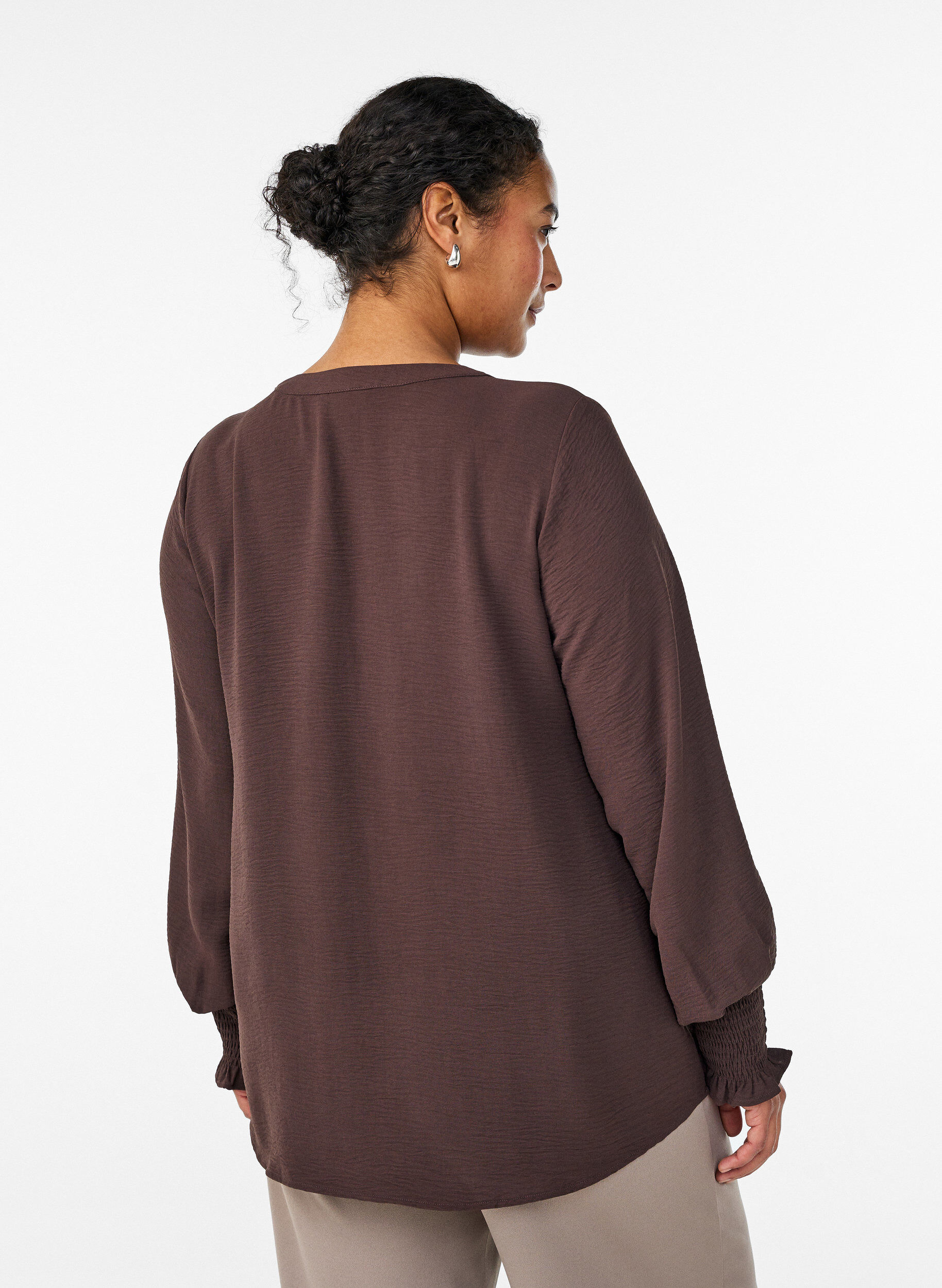 ZizziBluse med smock manchetter og V-udsk&aelig;ring, Brun, Model image number 2