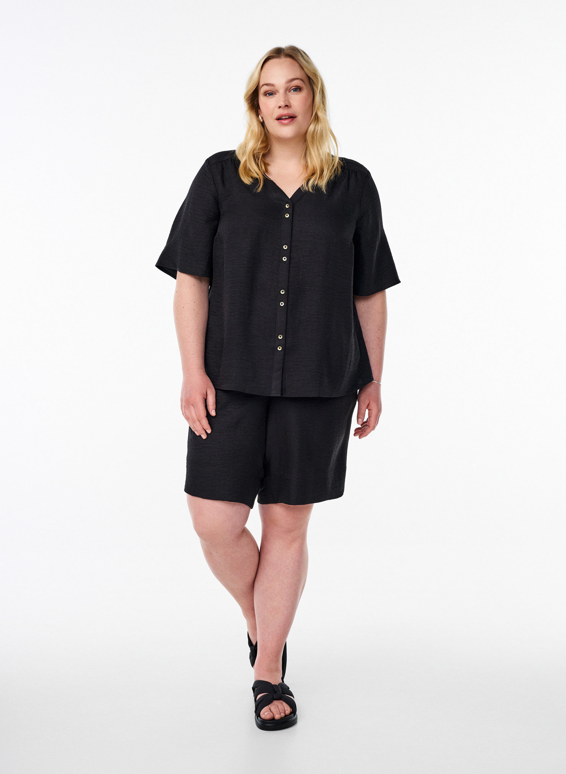 ZizziSkjortebluse med v-hals og korte &aelig;rmer, Sort, Model image number 1