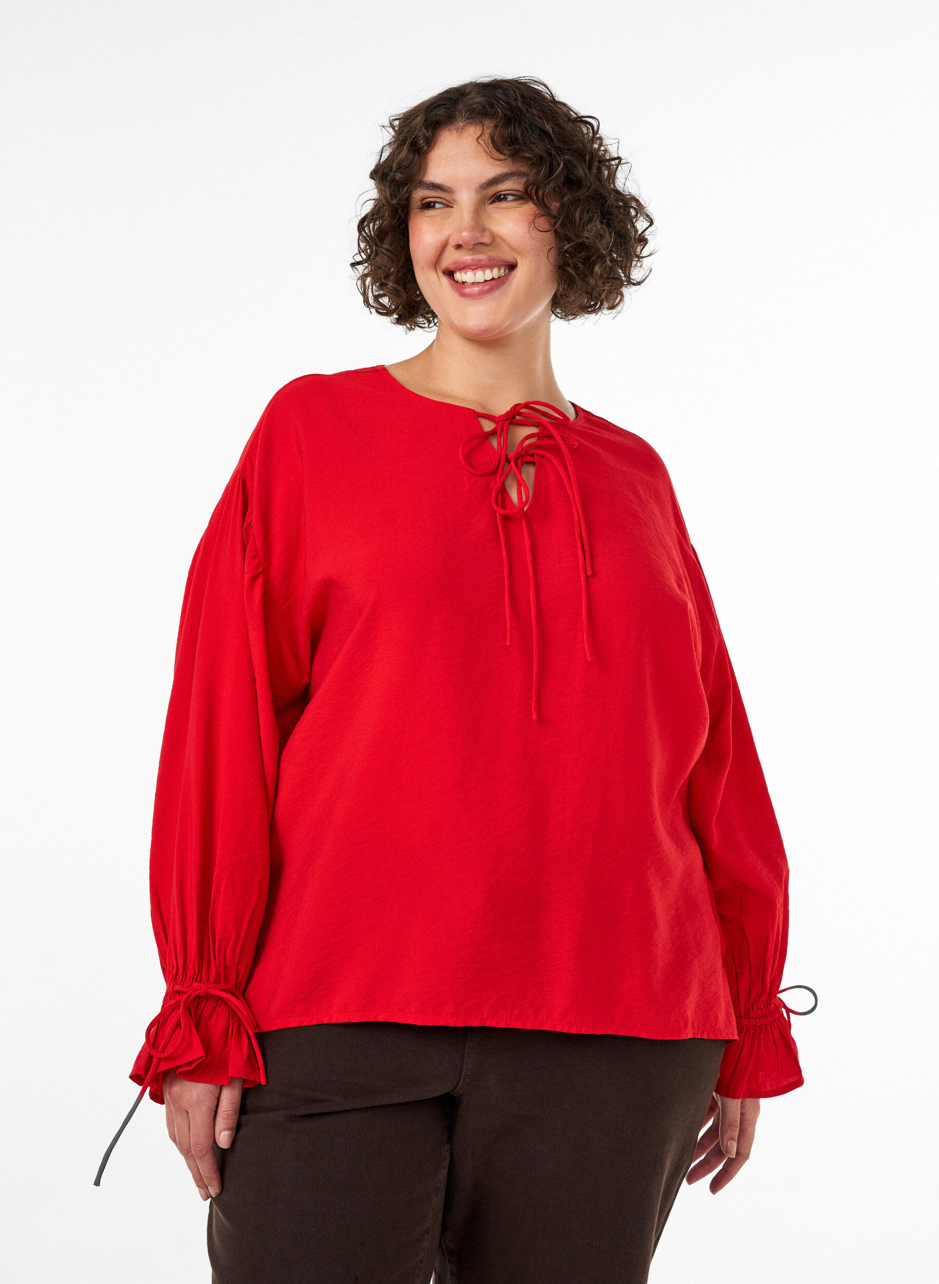 Viskosebluse med bindeb&aring;nd og fl&aelig;sedetaljer, R&oslash;d, Model