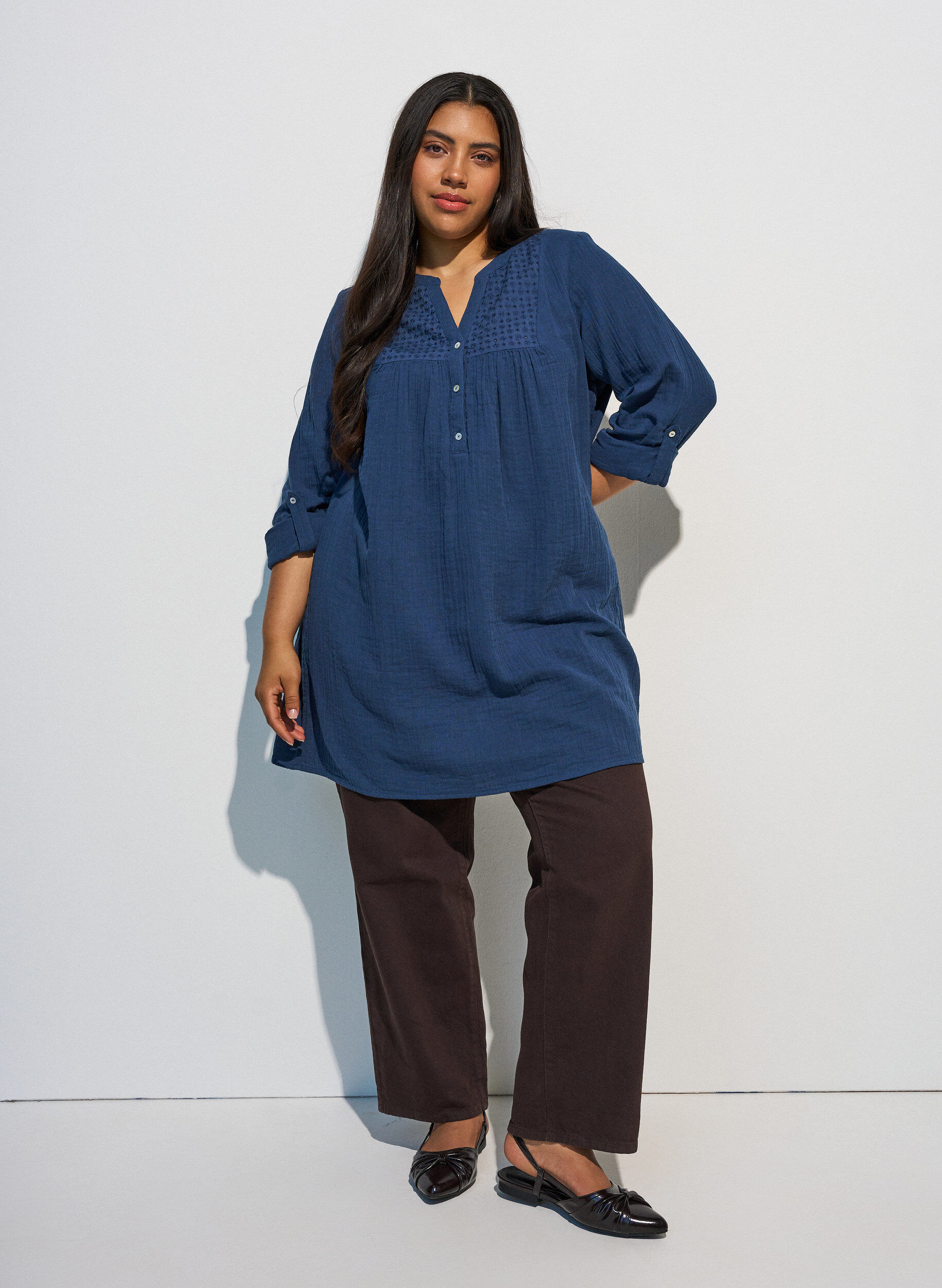 ZizziTunika i bomuldsmusselin med broderi anglaise, Bl&aring;, Model image number 1