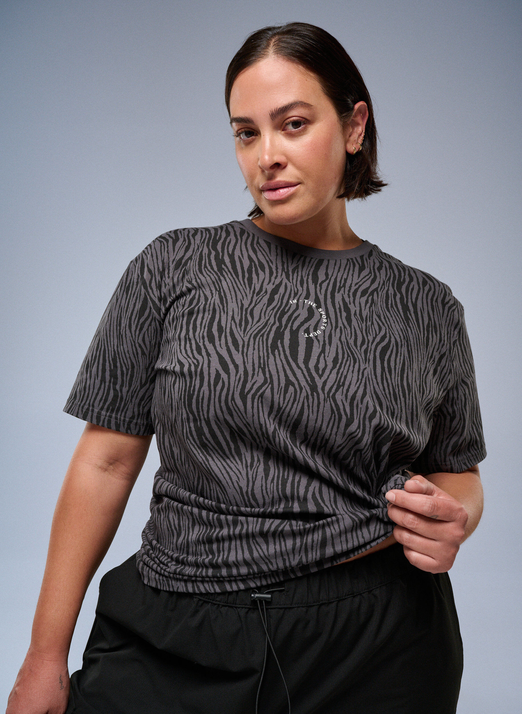 Zizzi Sports t-shirt i &oslash;kologisk bomuld med zebram&oslash;nster, Gr&aring;, Image image number 0