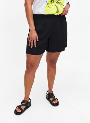 Løstsiddende shorts i viskose, Black, Model image number 2