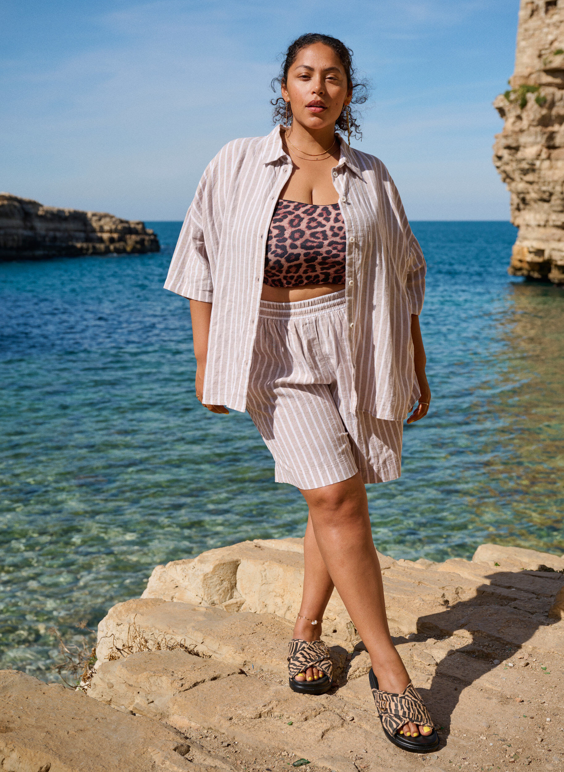 Zizzi Stribede shorts i h&oslash;r og viskose, Beige, Image image number 0