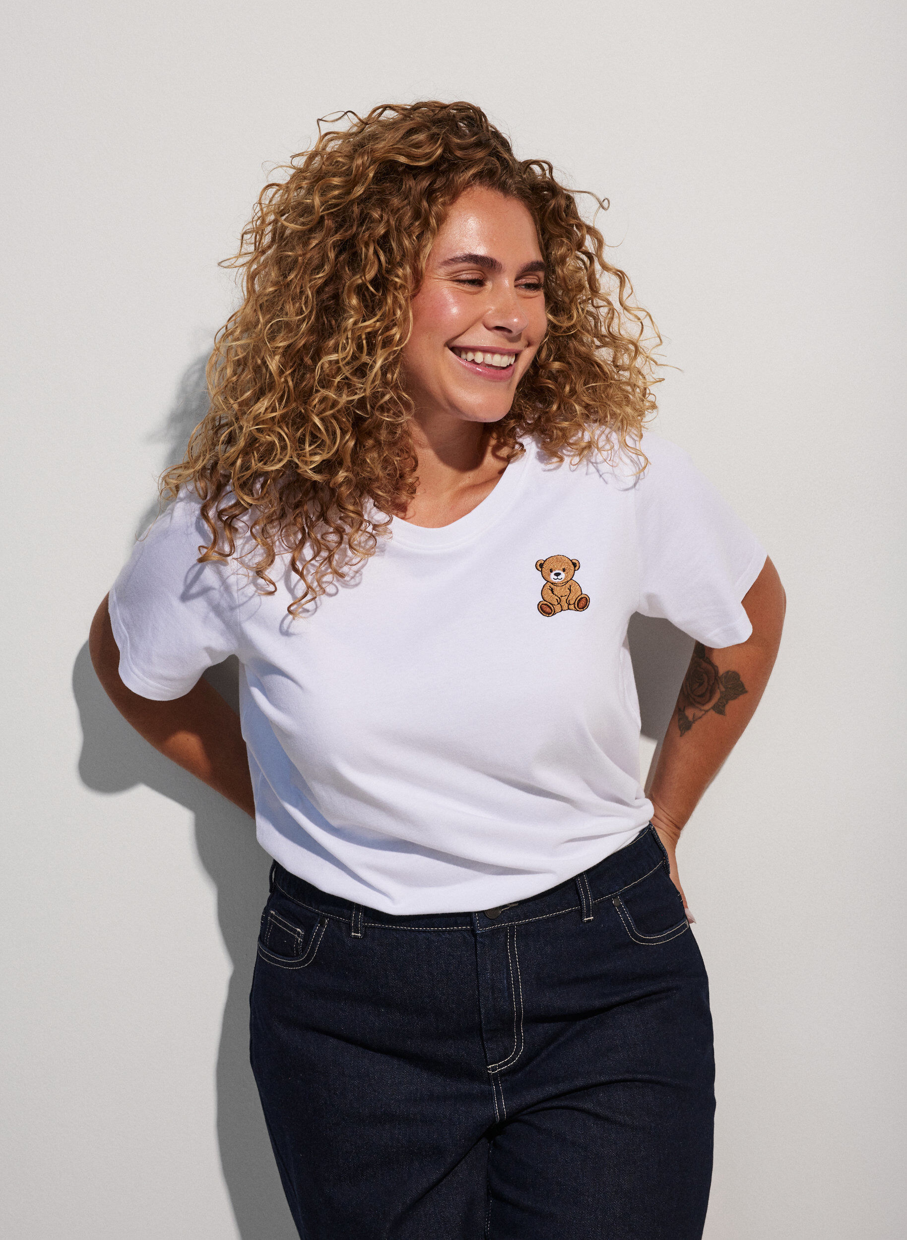 ZizziT-shirt i &oslash;kologisk bomuld med bamsemotiv, Hvid, Model image number 0