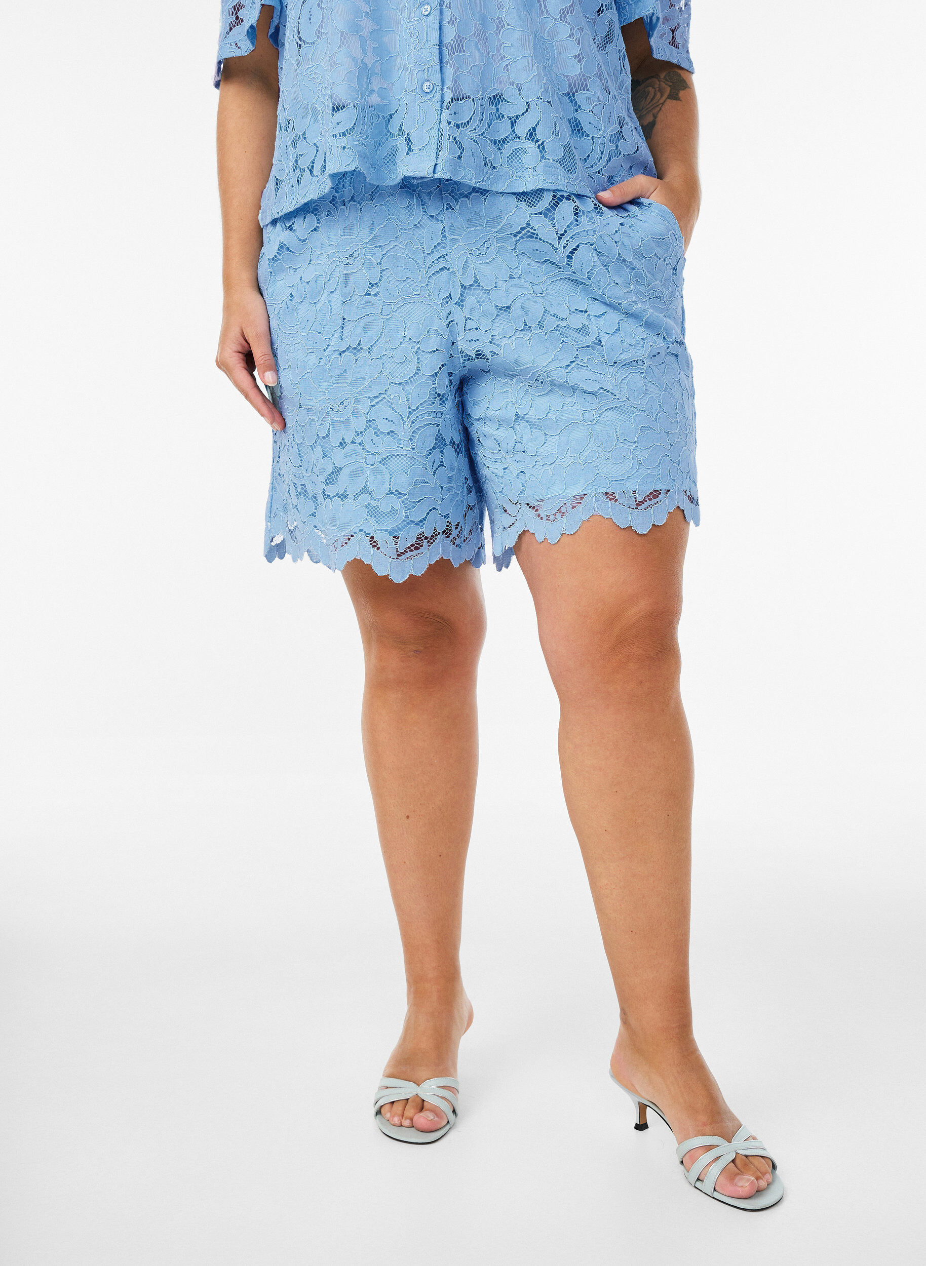 ZizziKort&aelig;rmet blondebluse med V-udsk&aelig;ring, Bl&aring;, Model image number 3