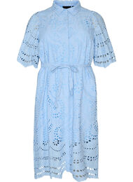 Skjortekjole i broderie anglaise med bindeb&aelig;lte, Bl&aring;