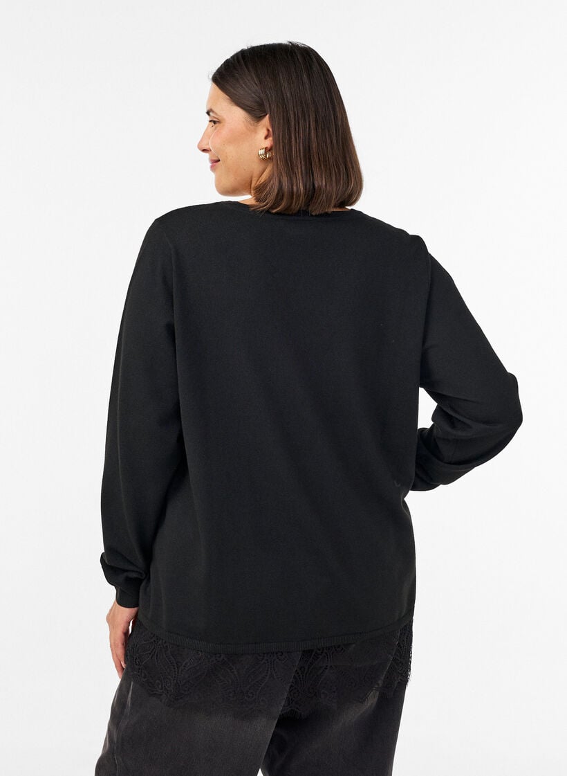 Strikbluse med V-hals og blondekant, Sort, Model image number 2