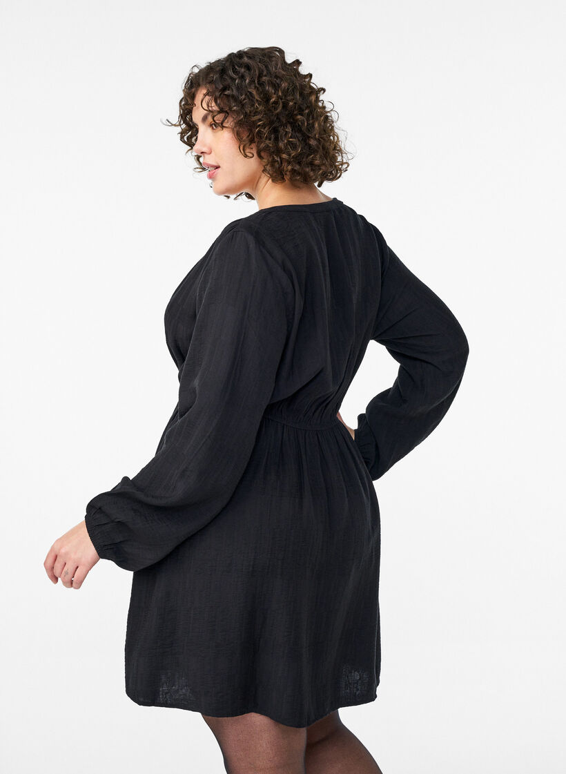 Kort kjole med tekstur og wrap-look, Sort, Model image number 2