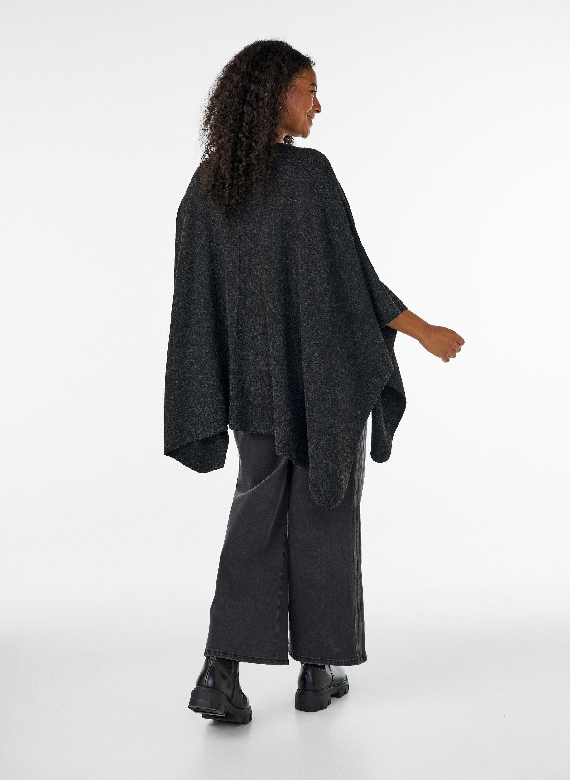 ZizziStrikket poncho med rund hals, Gr&aring;, Model image number 2