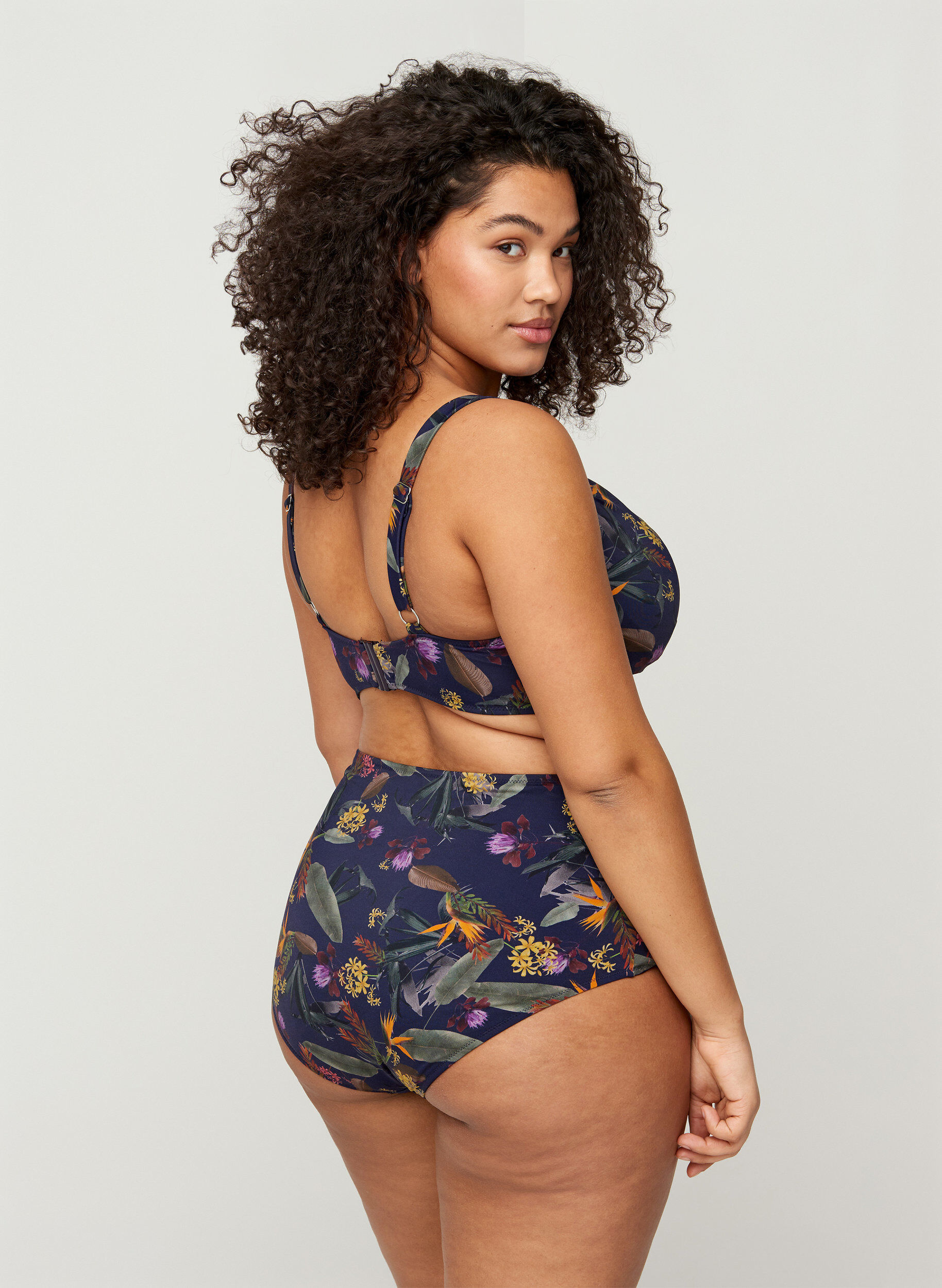 Zizzi H&oslash;jtaljet bikini underdel med blomsterprint, Night Sky Flower, Model image number 0