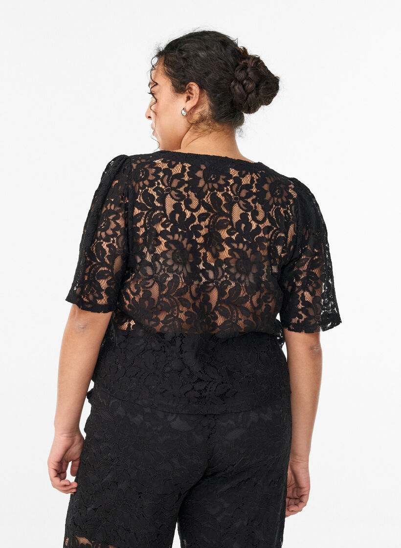 Kort&aelig;rmet blondebluse med V-udsk&aelig;ring, Sort, Model image number 2