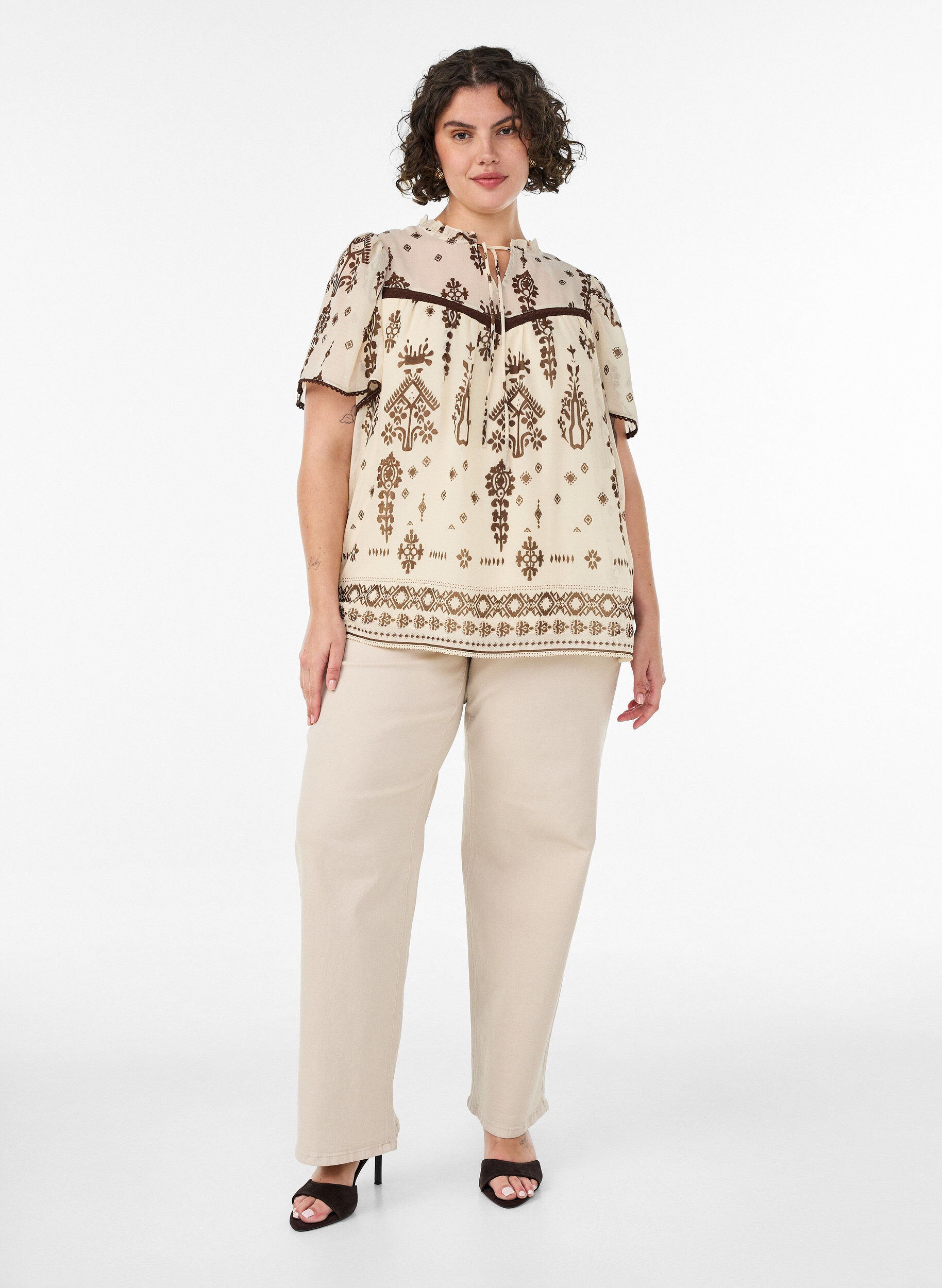 ZizziBluse med m&oslash;nster og crochetb&aring;nd, Beige, Model image number 1