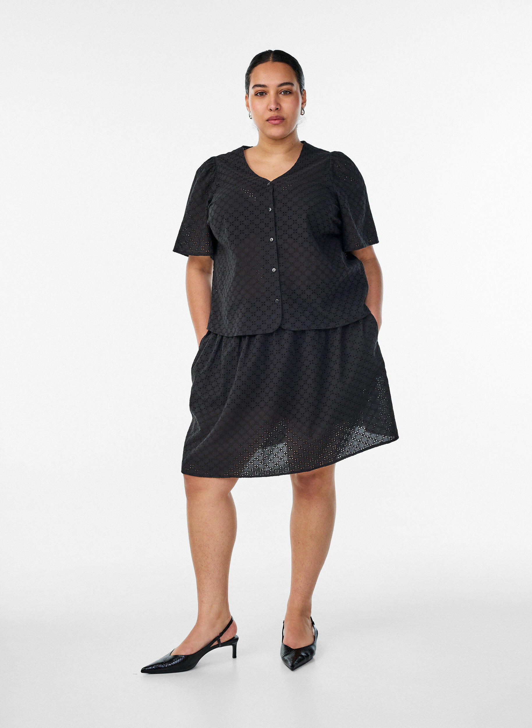 ZizziKort nederdel med broderie anglaise og elastisk talje, Sort, Model image number 0