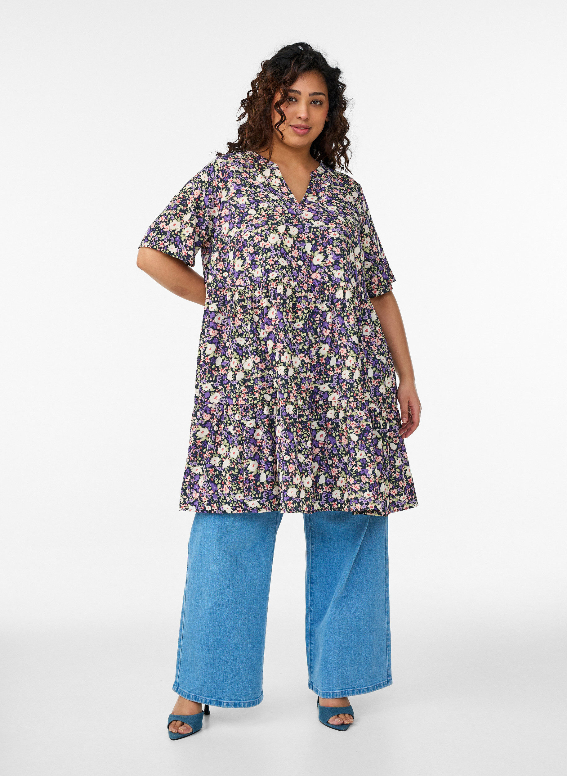 Zizzi Kort&aelig;rmet kjole med a-snit og sk&aelig;ringer, Lilla, Model image number 1