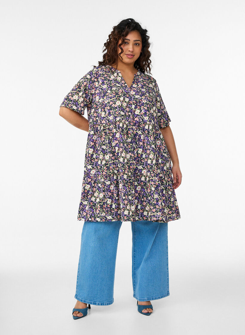 Kort&aelig;rmet kjole med a-snit og sk&aelig;ringer, Lilla, Model image number 1