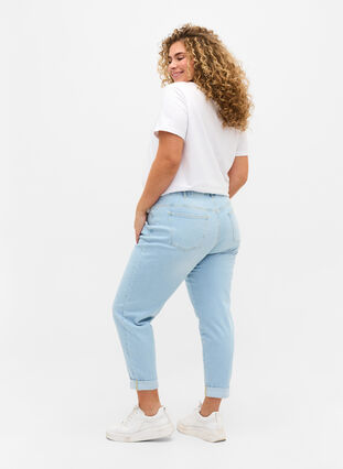 Cropped mom fit Mille jeans med broderi, Light blue denim, Model image number 1