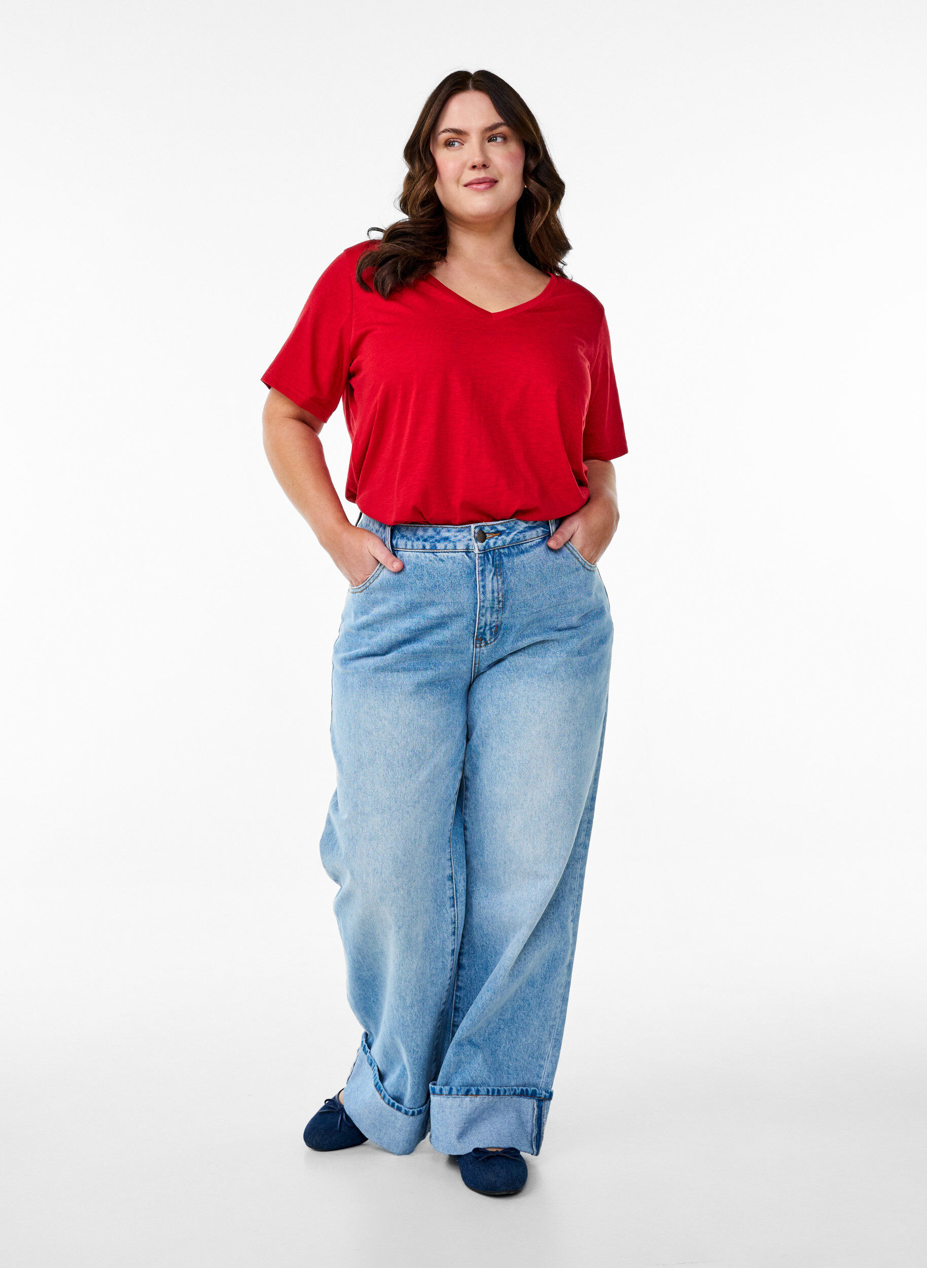 Zizzi Kort&aelig;rmet basis t-shirt med v-hals, R&oslash;d, Model image number 1