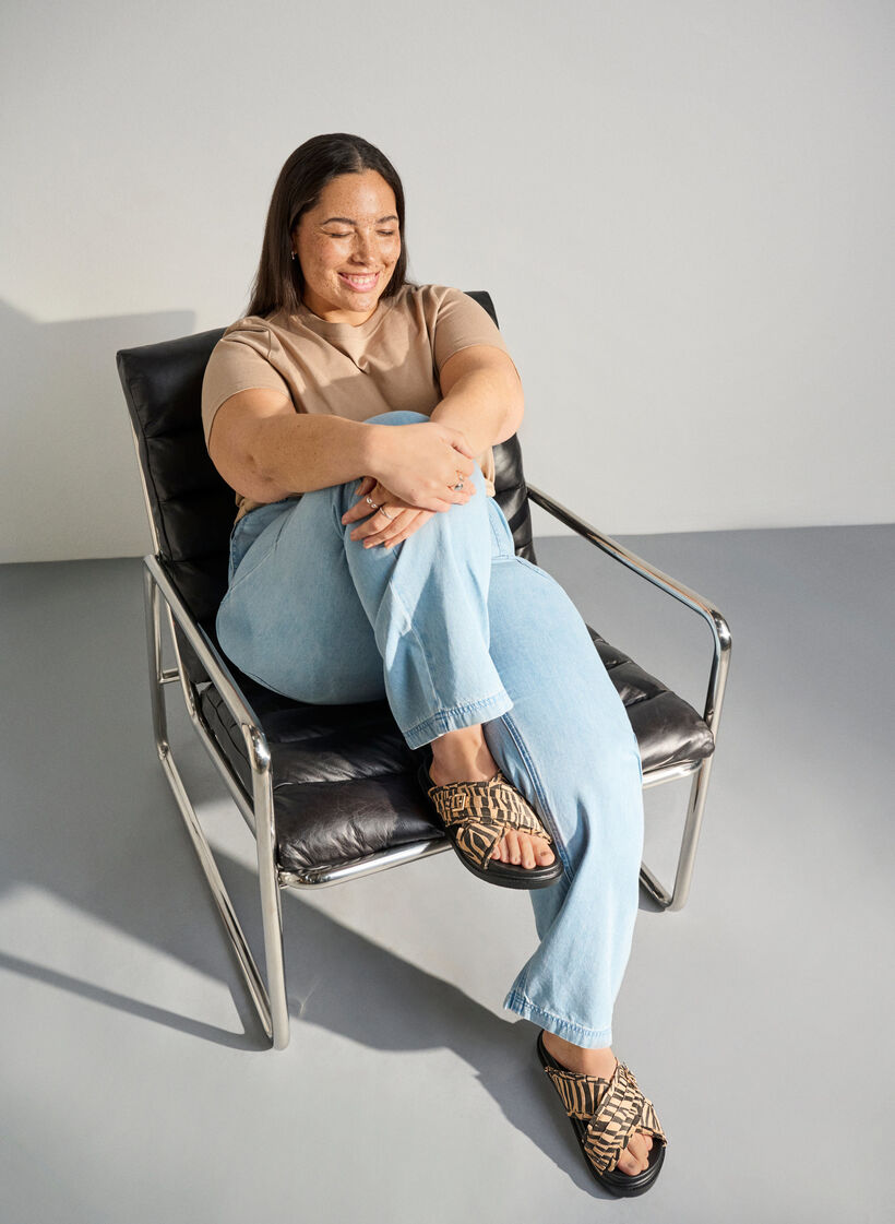 Sandal med krydsremme og fl&aelig;sekanter, Brun, Image image number 0