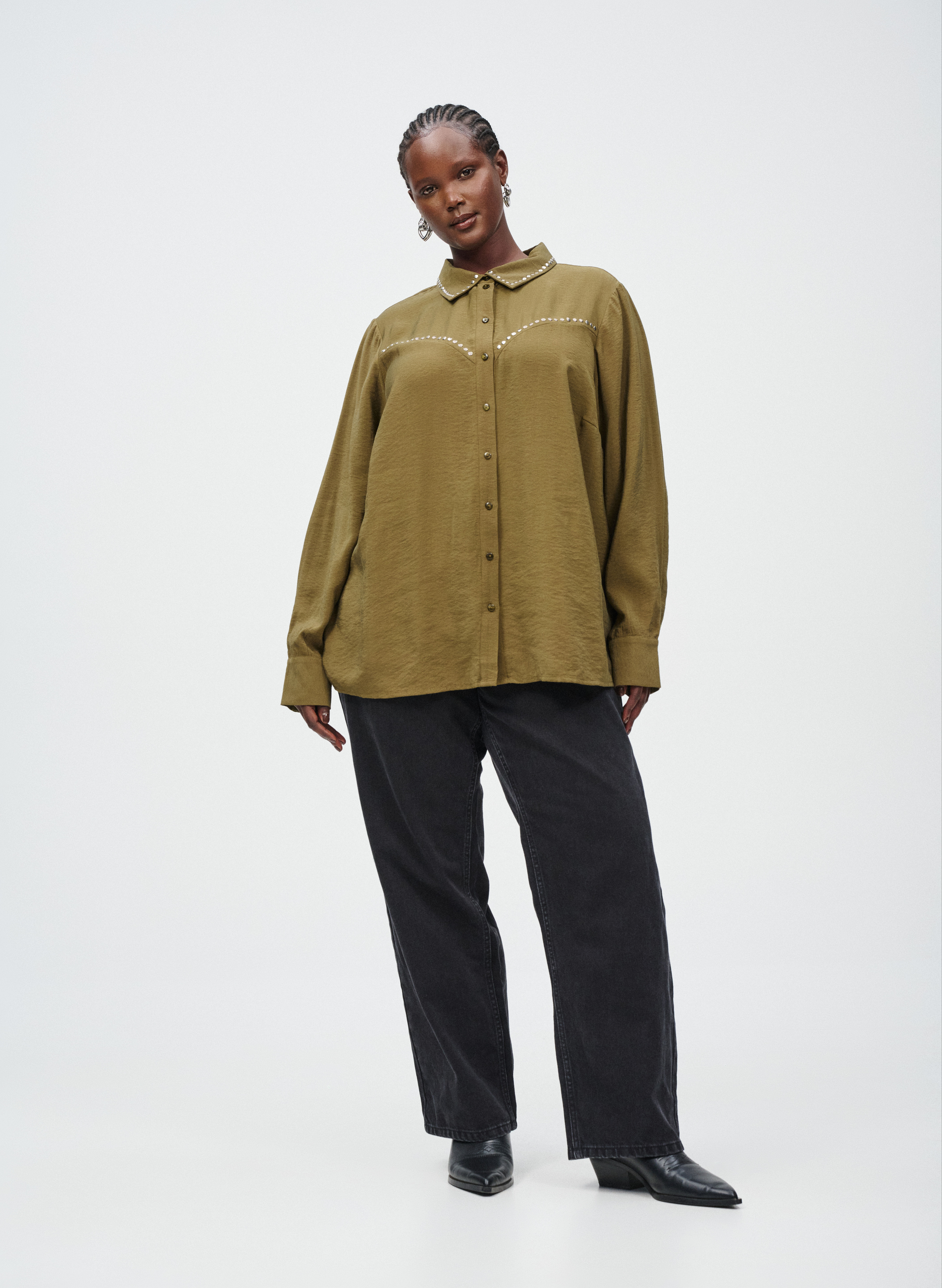 Zizzi Gr&oslash;n skjorte med nitter, , Model