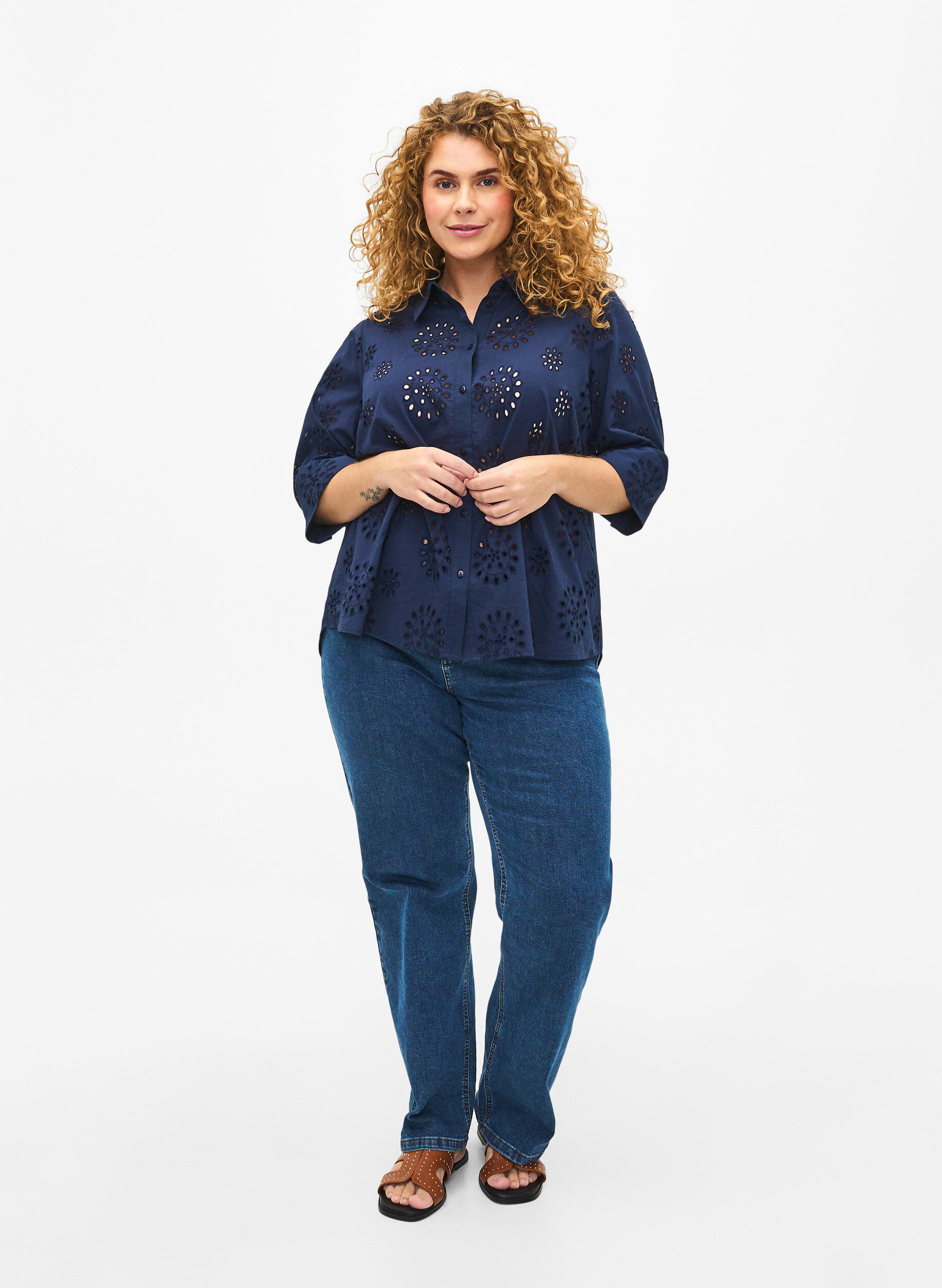 Zizzi Skjortebluse med broderi anglaise og 3/4 &aelig;rmer, Navy Blazer, Model image number 2