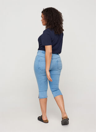Højtaljede capri jeans i bomuldsmix, Light blue denim, Model image number 1