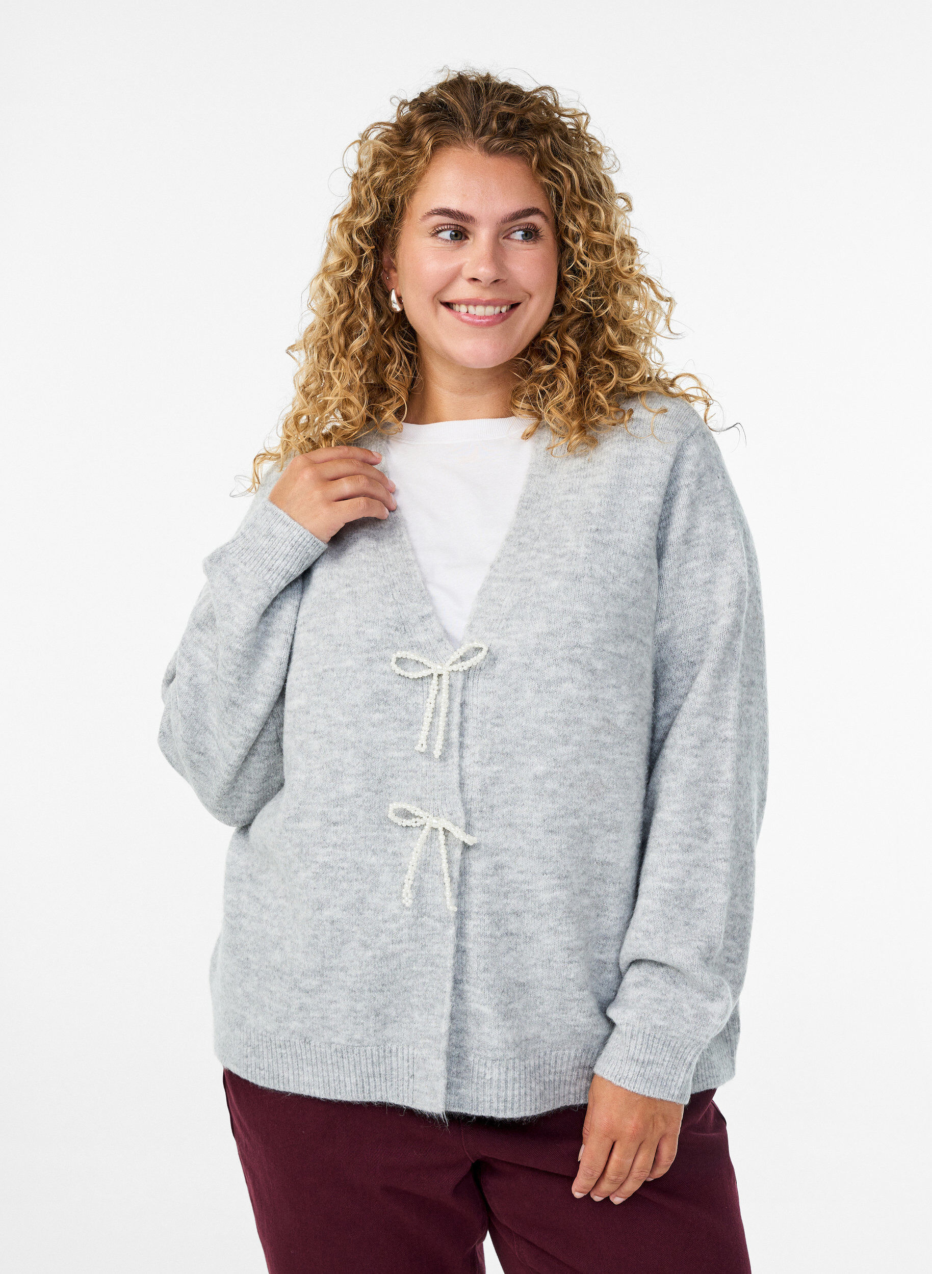 Zizzi Strikcardigan med perlesl&oslash;jfer, Gr&aring;, Model image number 0