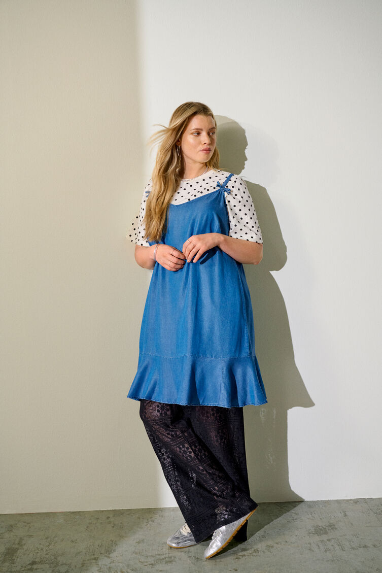 Look med denim kjole, , Model