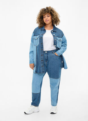 Mille mom fit jeans med colorblock og høj talje, Light Blue Denim, Model image number 0