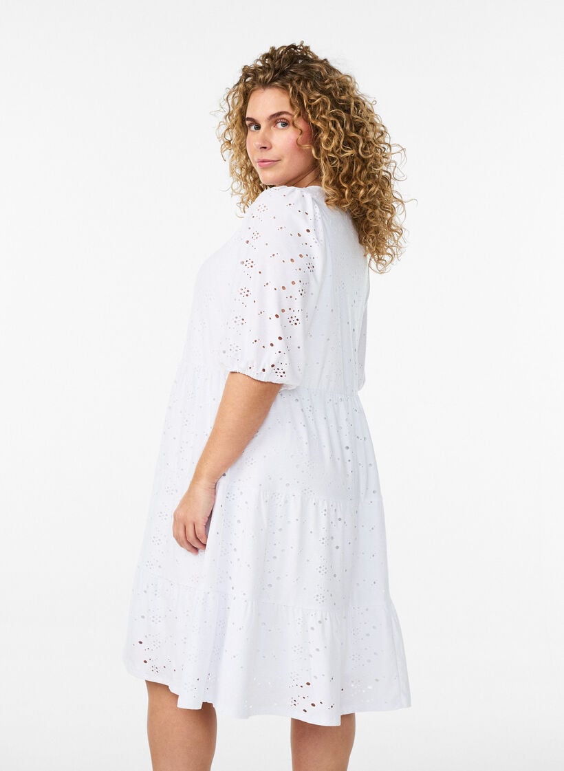 Broderie anglaise kjole med V-hals og 1/2-&aelig;rmer, Hvid, Model image number 2