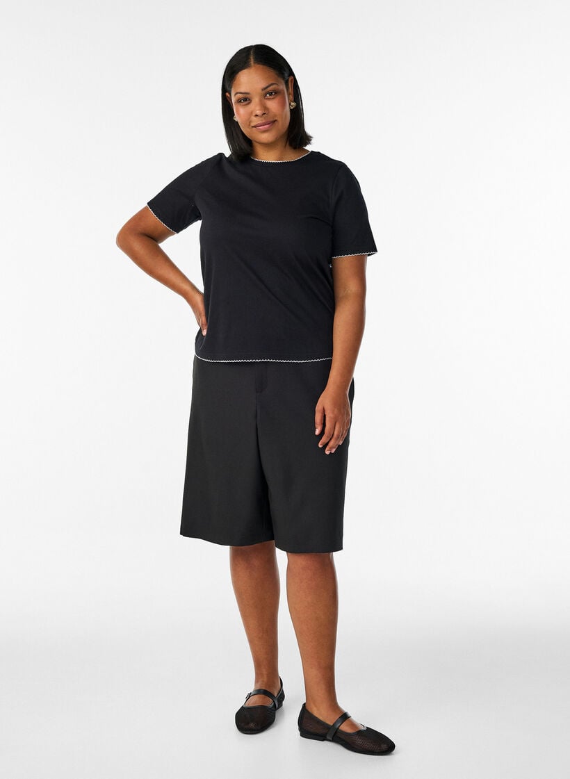 T-shirt i bomuld med b&oslash;lgede kontrastkanter, Sort, Model image number 1