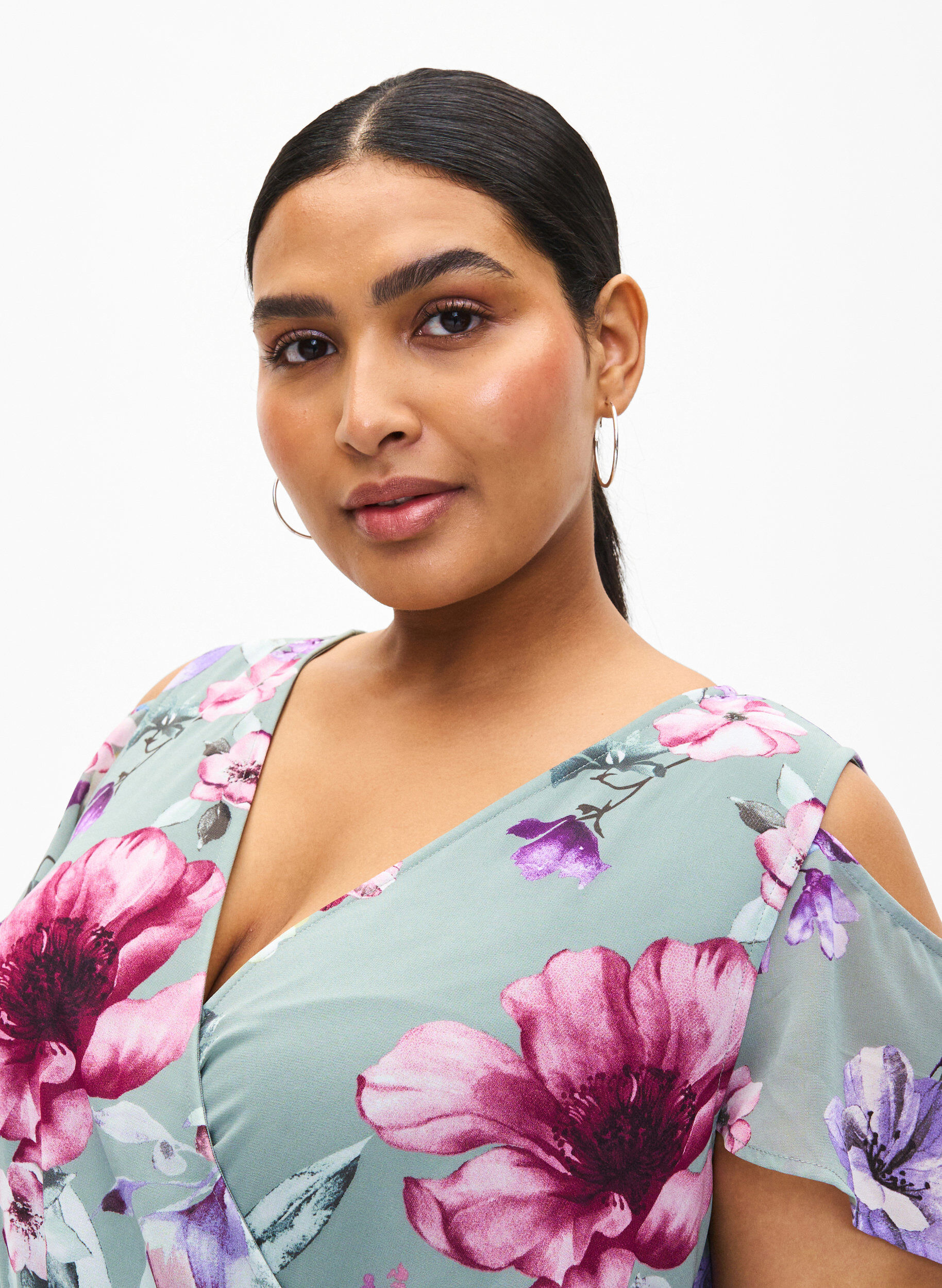 Zizzi Blomstret maxikjole med skulderdetalje, Chinois Green AOP, Model image number 3