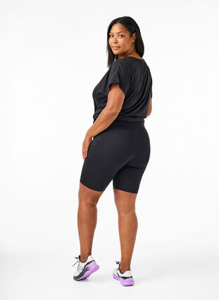Tætsiddende shorts med høj talje og lommer, Black, Model image number 1