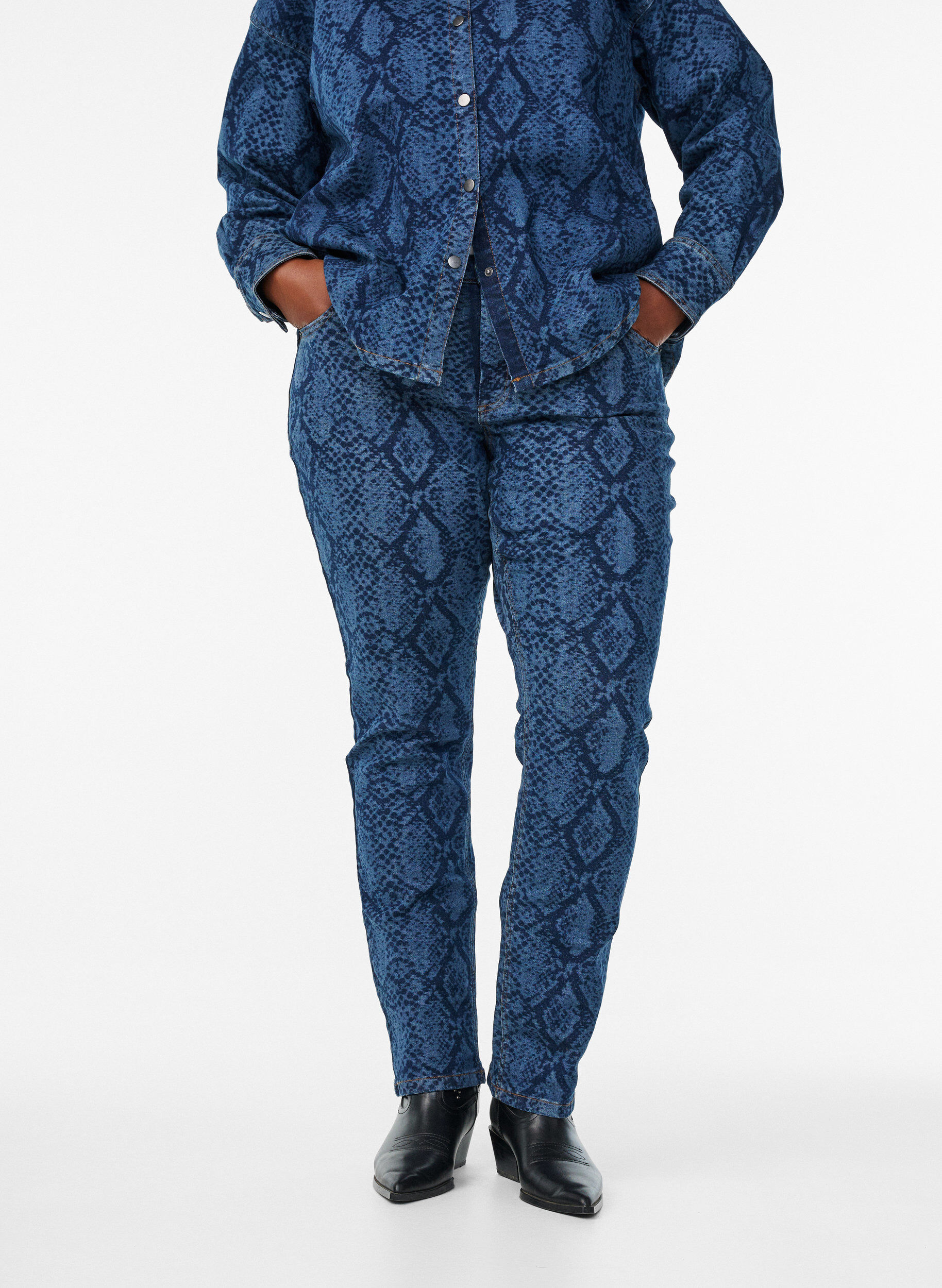 Zizzi Emily jeans med slangem&oslash;nster, Bl&aring;, Model image number 2