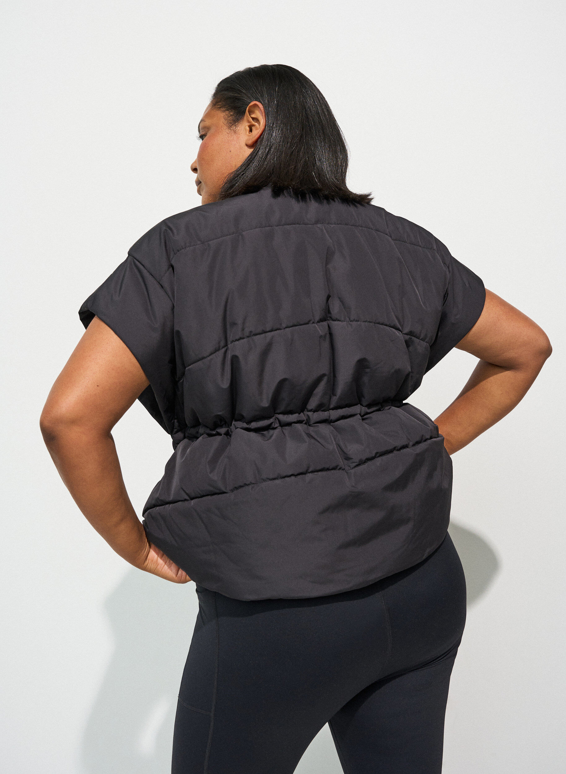 ZizziPuffervest med justerbar talje, Sort, Model image number 2