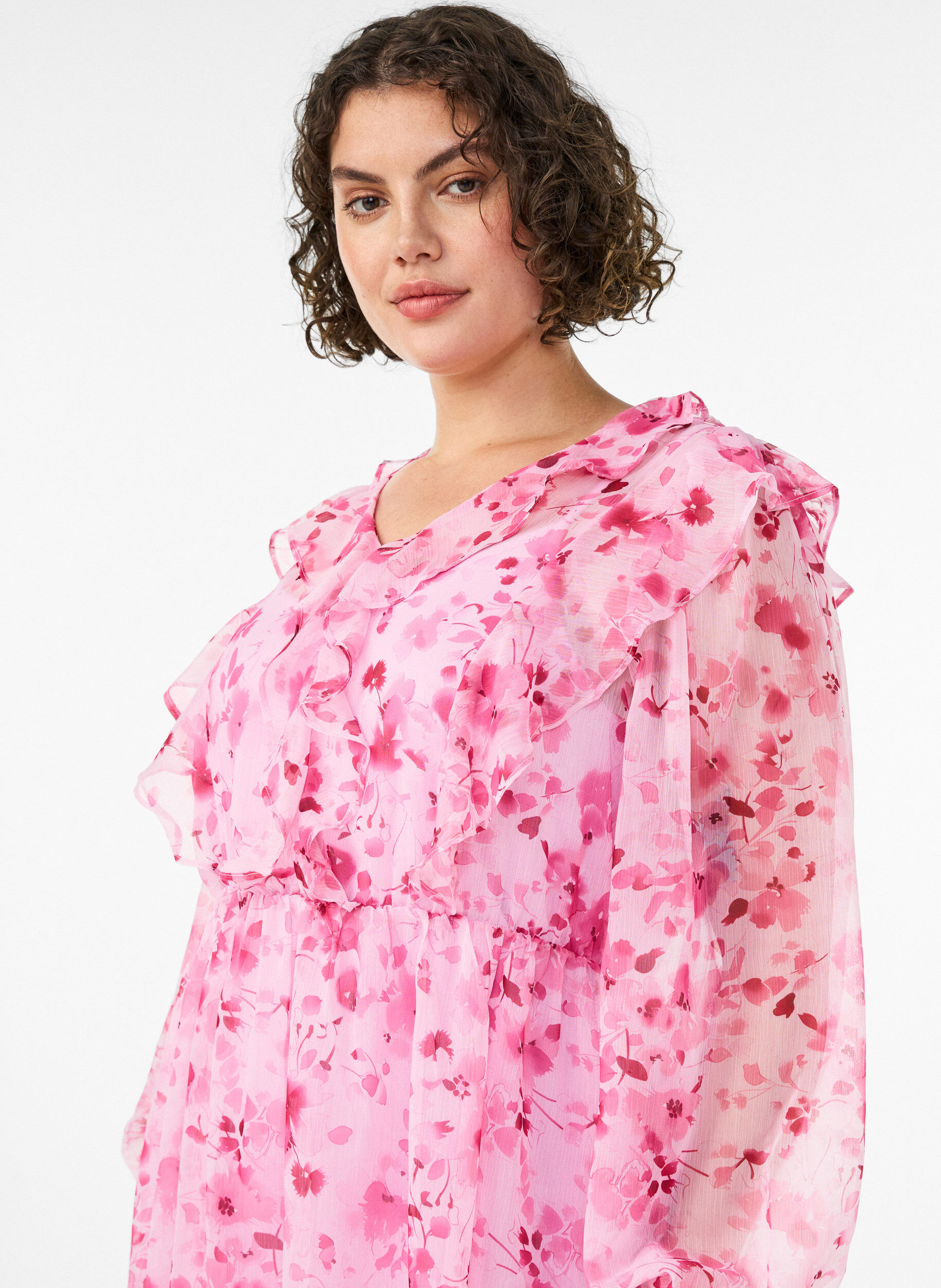 ZizziBlomstret chiffonkjole med fl&aelig;ser og lange &aelig;rmer, Lyser&oslash;d, Model image number 2