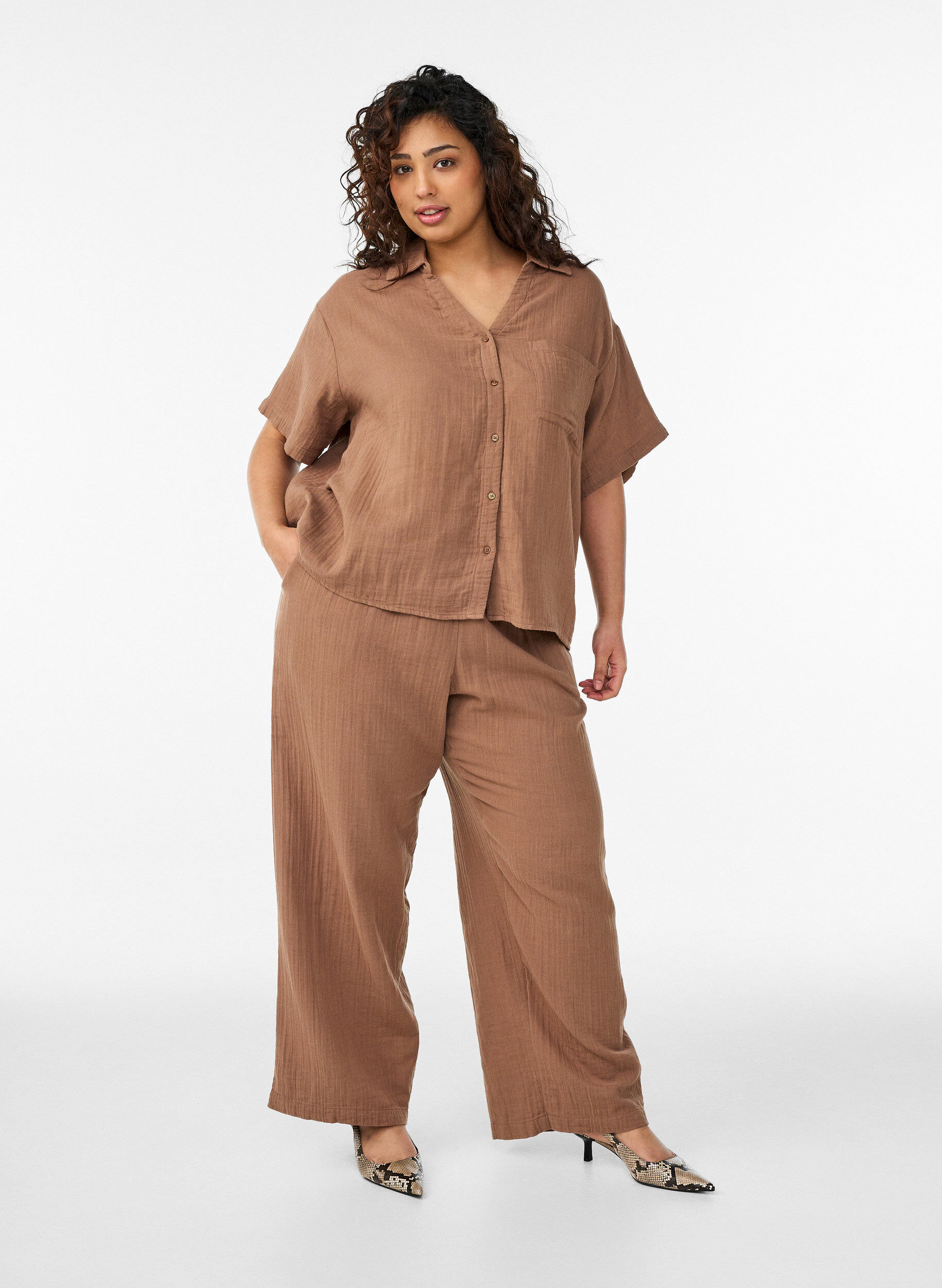 ZizziSkjortebluse i bomuldsmusselin med korte &aelig;rmer, Brun, Model image number 1