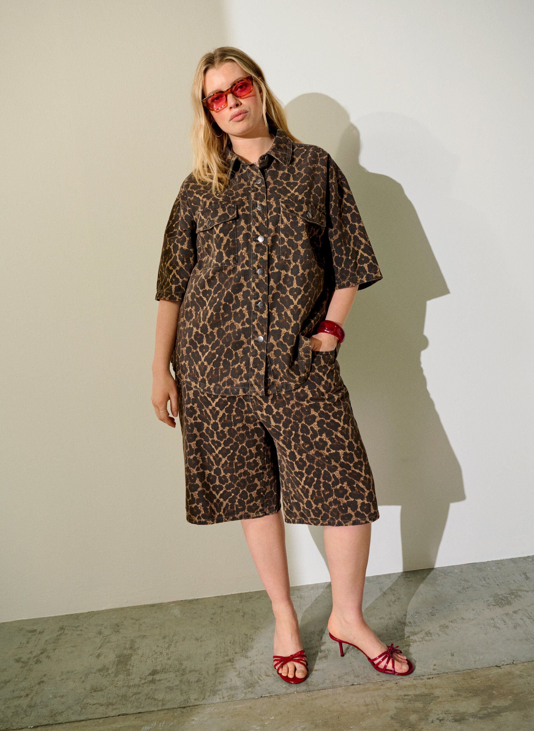 Zizzi Leopardm&oslash;nstrede bermudashorts i denim, Brun, Image image number 0