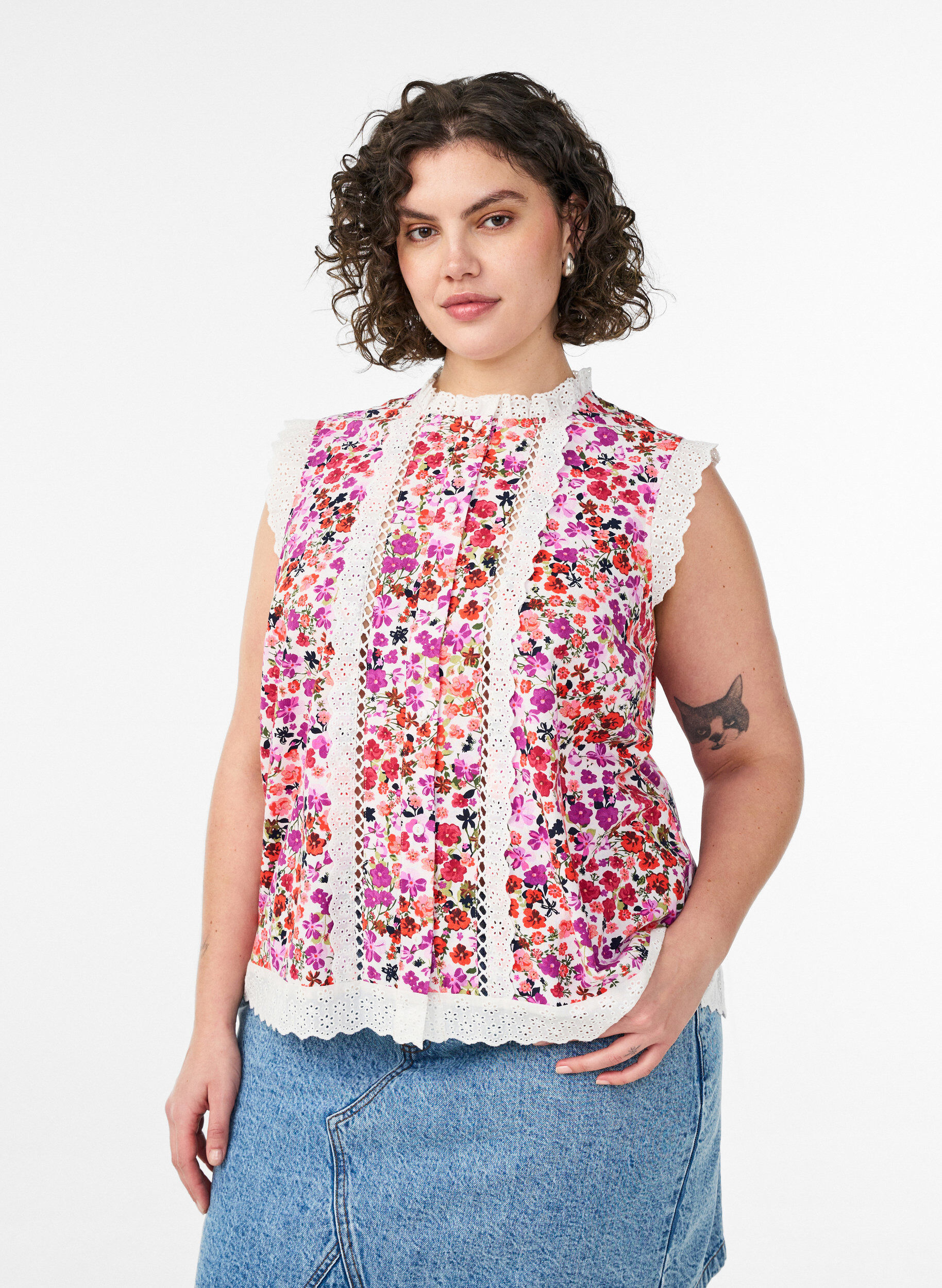 Zizzi &AElig;rmel&oslash;s bomuldsbluse med blomsterprint og broderie anglaise, Lyser&oslash;d, Model image number 0