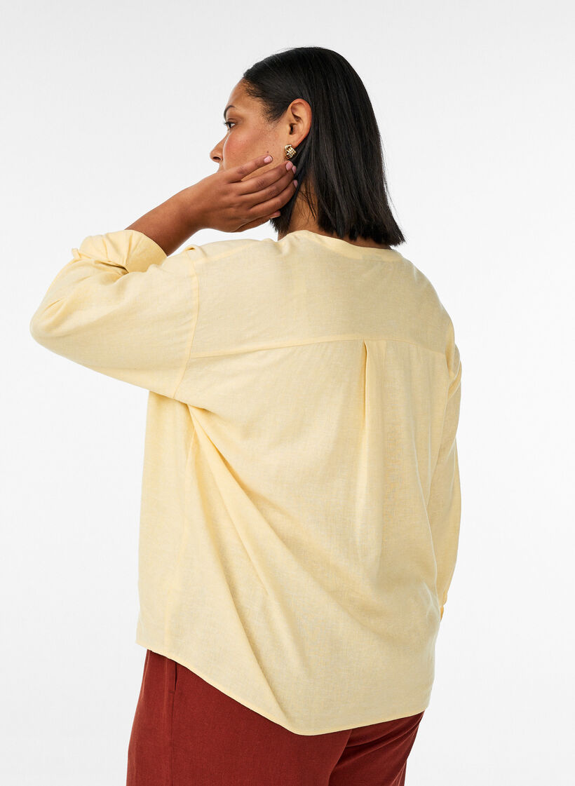 Bluse i h&oslash;r og viskose med V-udsk&aelig;ring, Gul, Model image number 2