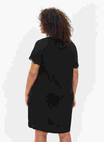 Kortærmet viskose natkjole med blondekanter, Black, Model image number 1