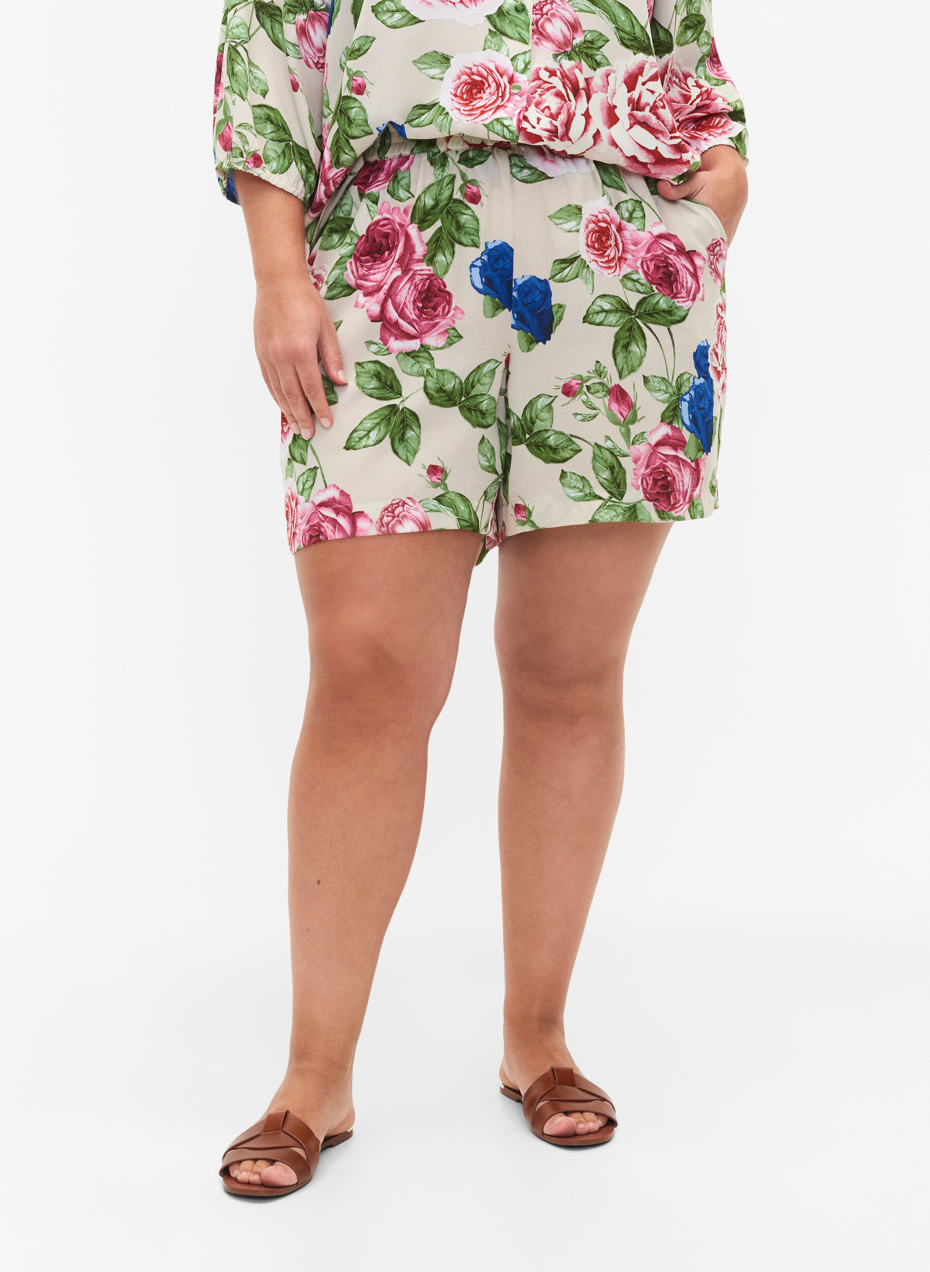 Zizzi Shorts med blomsterprint, Bright Flower , Model image number 2